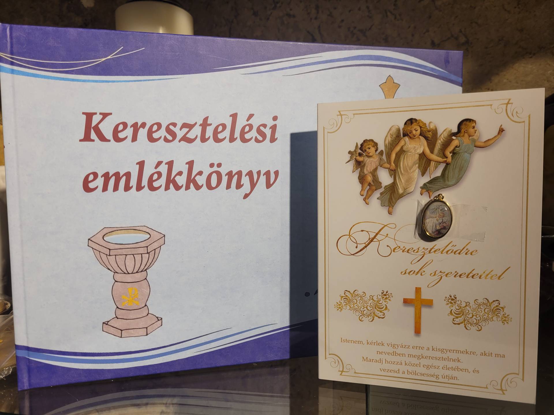 Kersztelőre Ajándékcsomag/ Emlékkönyv+ Áldással Gratulácis lap Éremmel 