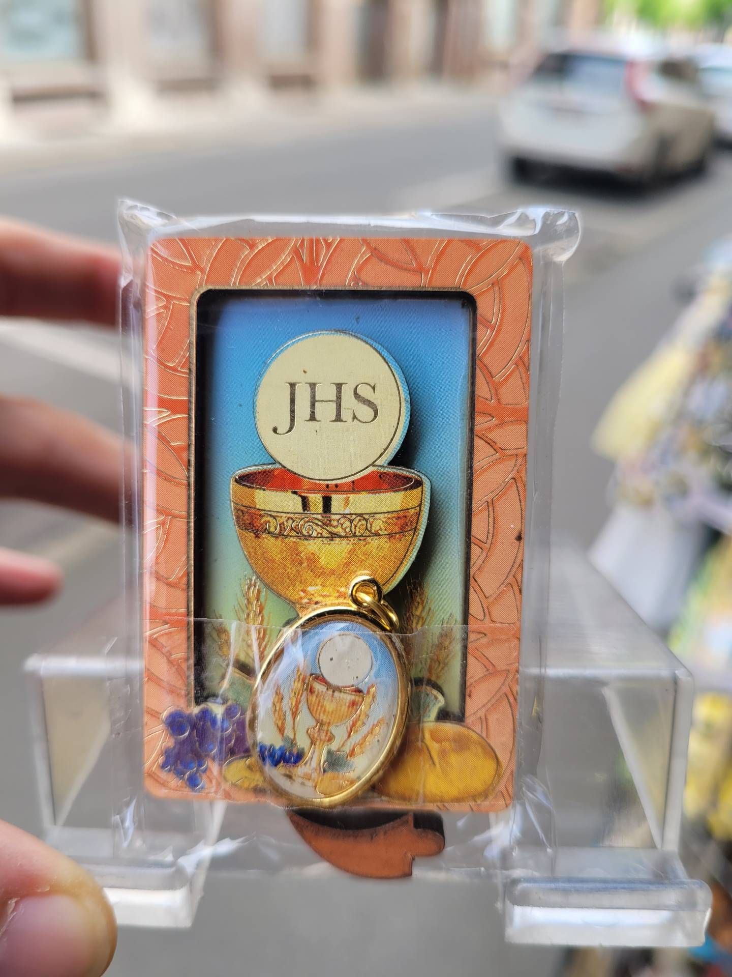 ELSŐÁLDOZÁSRA KISFIÚNAK ÉS KISLÁNYNAK IS KITÁMASZTAHTÓ PLAKETT+ ÉREM 