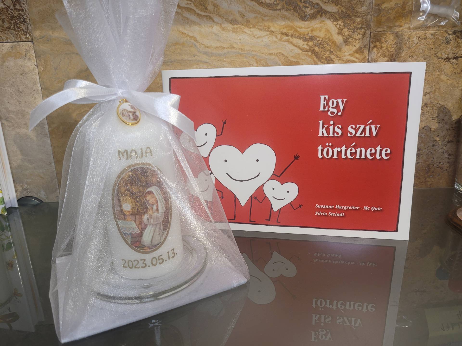 ELSŐÁLDOZÁSRA NÉVRESZOLÓ EMLÉKGYERTYA+ JÉZUS TÖRTÉNETÉVEL KÖNYV 