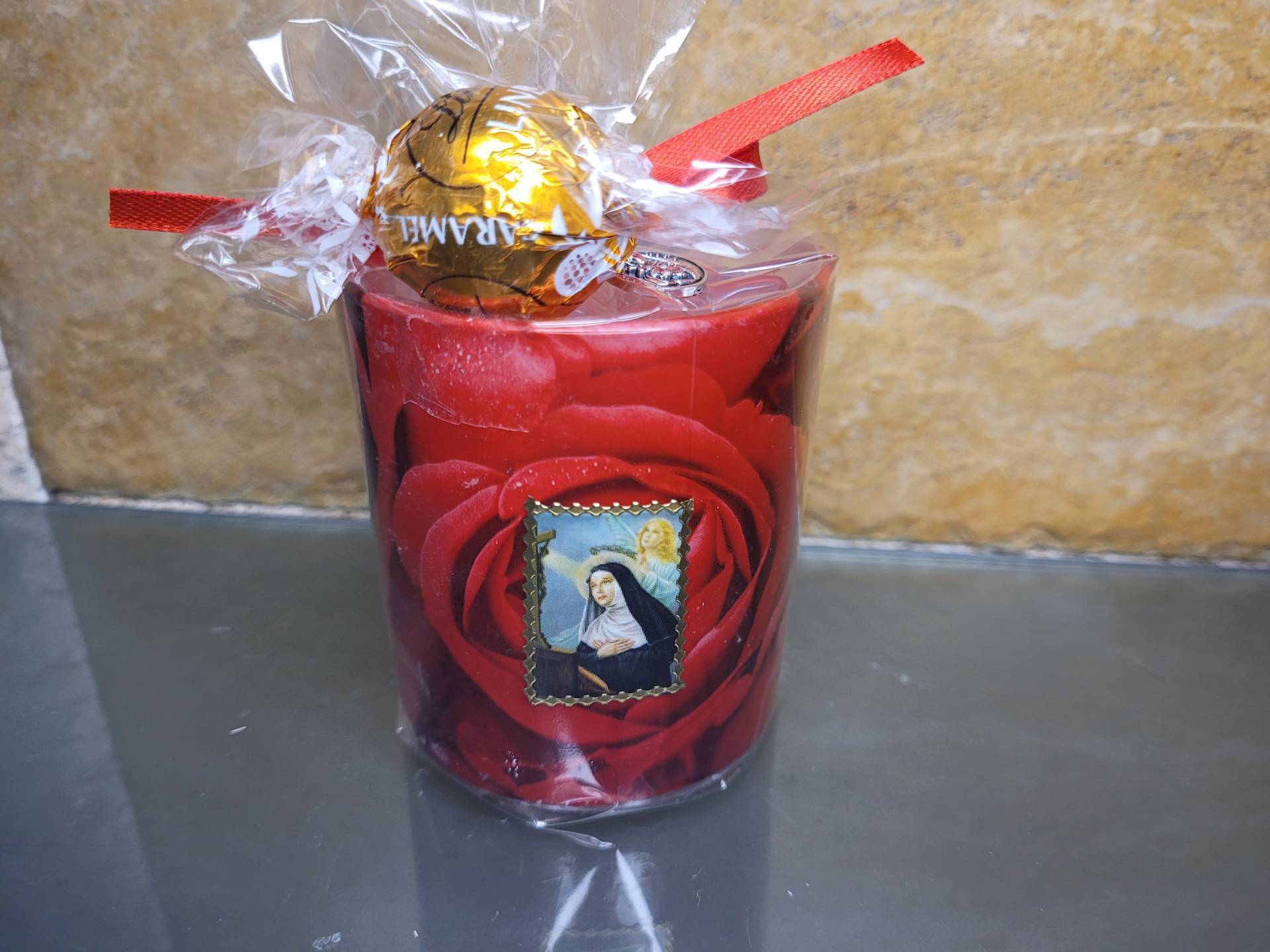 Szent Rita Rózsás illatgyertya Szent rita Rózsás éremmel + Lindt csoki svájcból! 