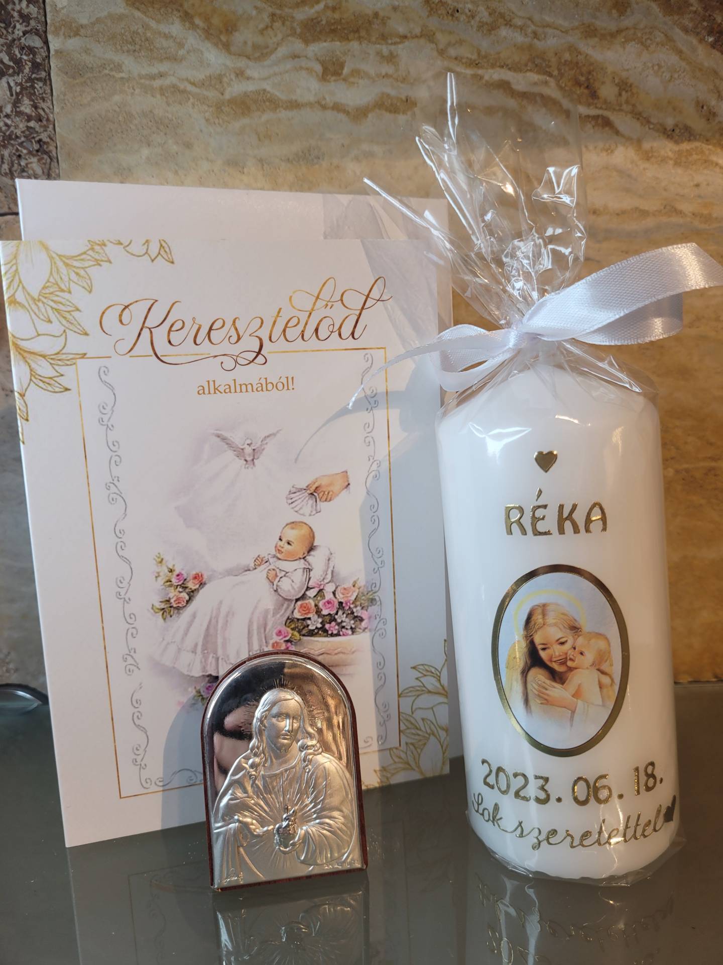 KERESZTELŐRE AJÁNDÉKCSOMAG  EGYEDI NÉVRESZOLÓ GYERTYÁVAL 