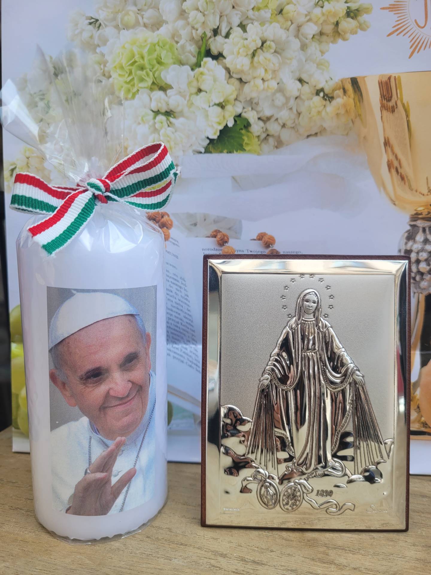 Ajándékcsomag Bárkinek Csodás Érem Szűzmária Ezüst ikon+ Ferenc Pápa imagyertya 