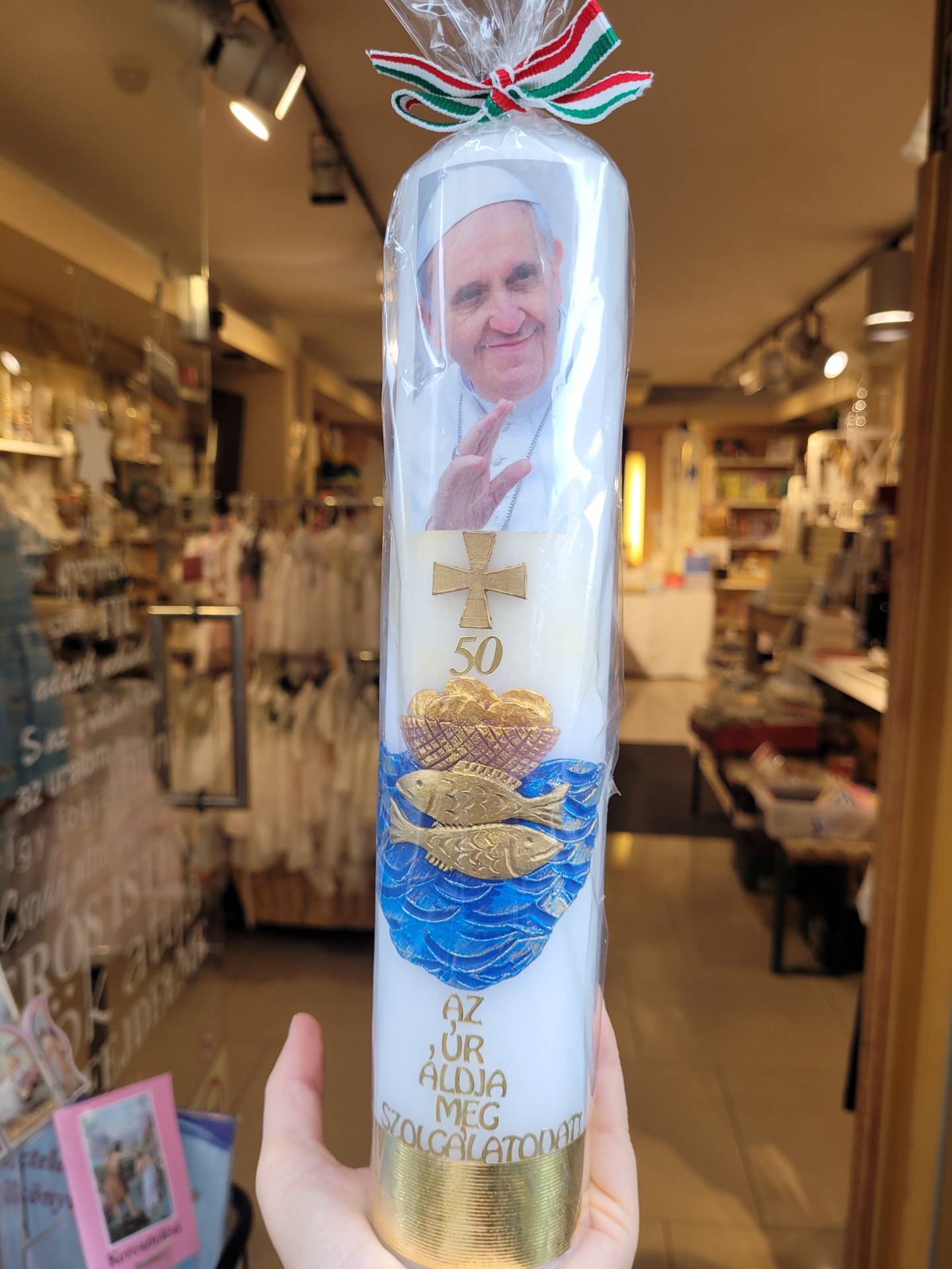 50. Aranymisés Papnak Ajándékgyertya Ferenc Pápás 30cm 