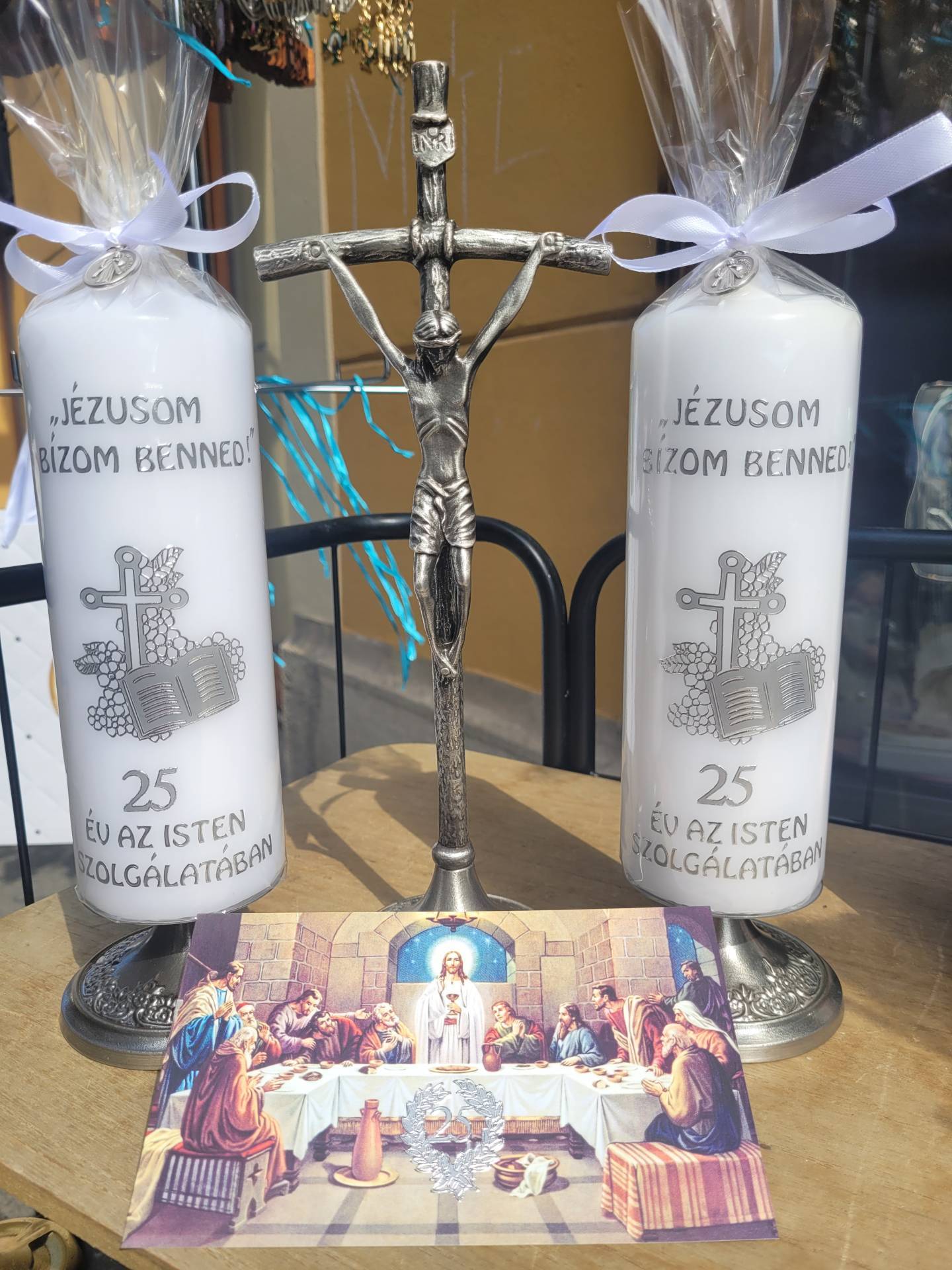 Az ünnepi miseoltárra a hivek vásárolják 2db gyertya+Pápai kereszt tartóval 