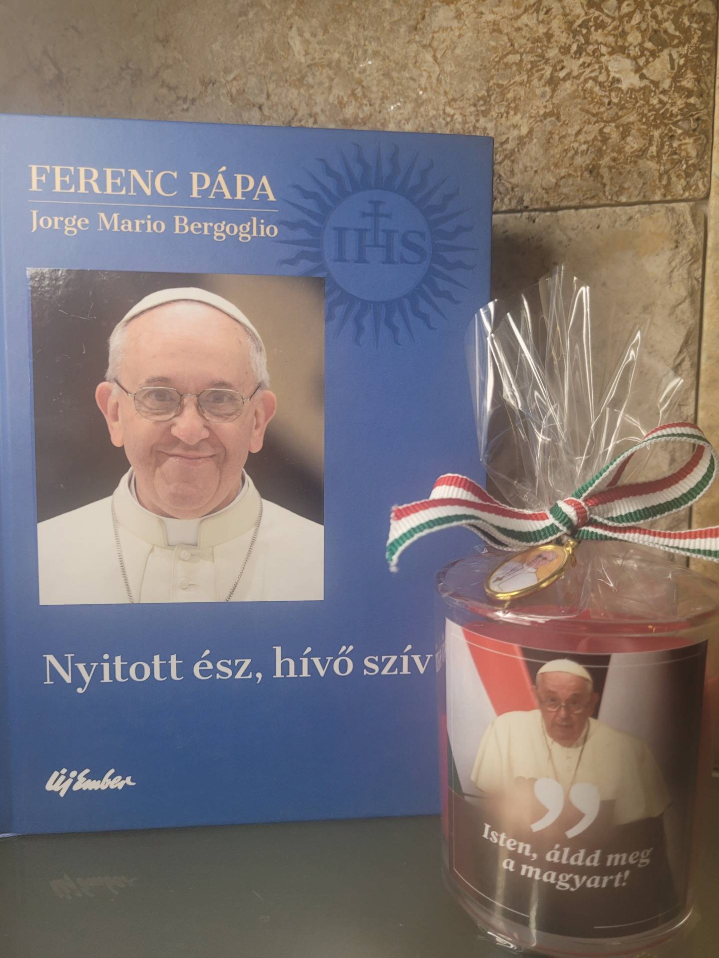 Ferenc Pápa könyv+ Ajándékgyertya Éremmel  