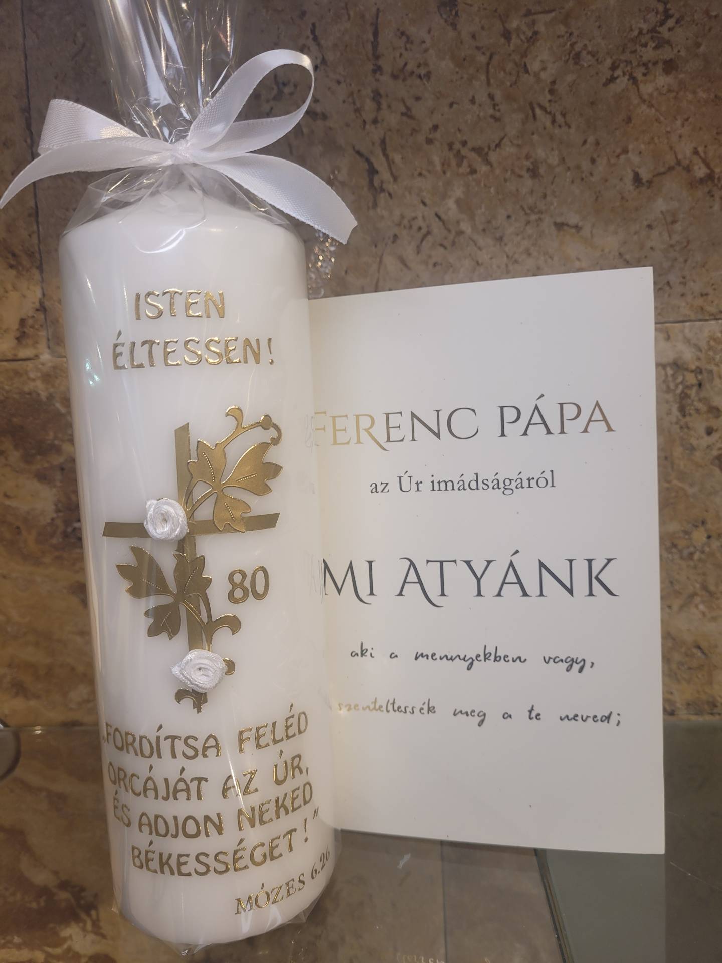 Születésnapra ,Névnapra Ajándékgyertya 7,8cm*24cm+ Ferenc Pápa könyve 