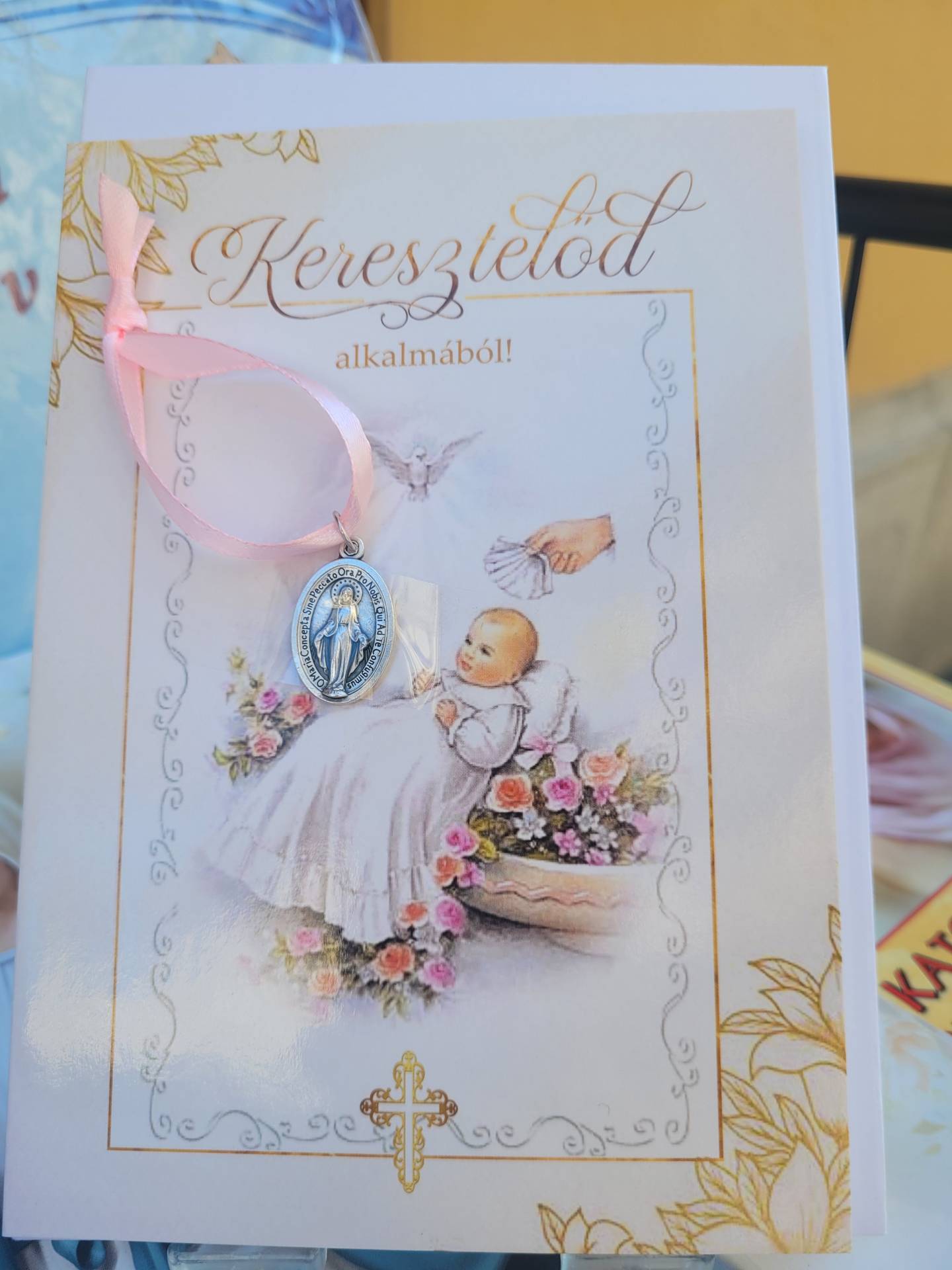 Kislánynak Keresztelőre Gratulációs LapIsten Áldásával !+ Szűzmária Csodásérme A kiságy fölé! 