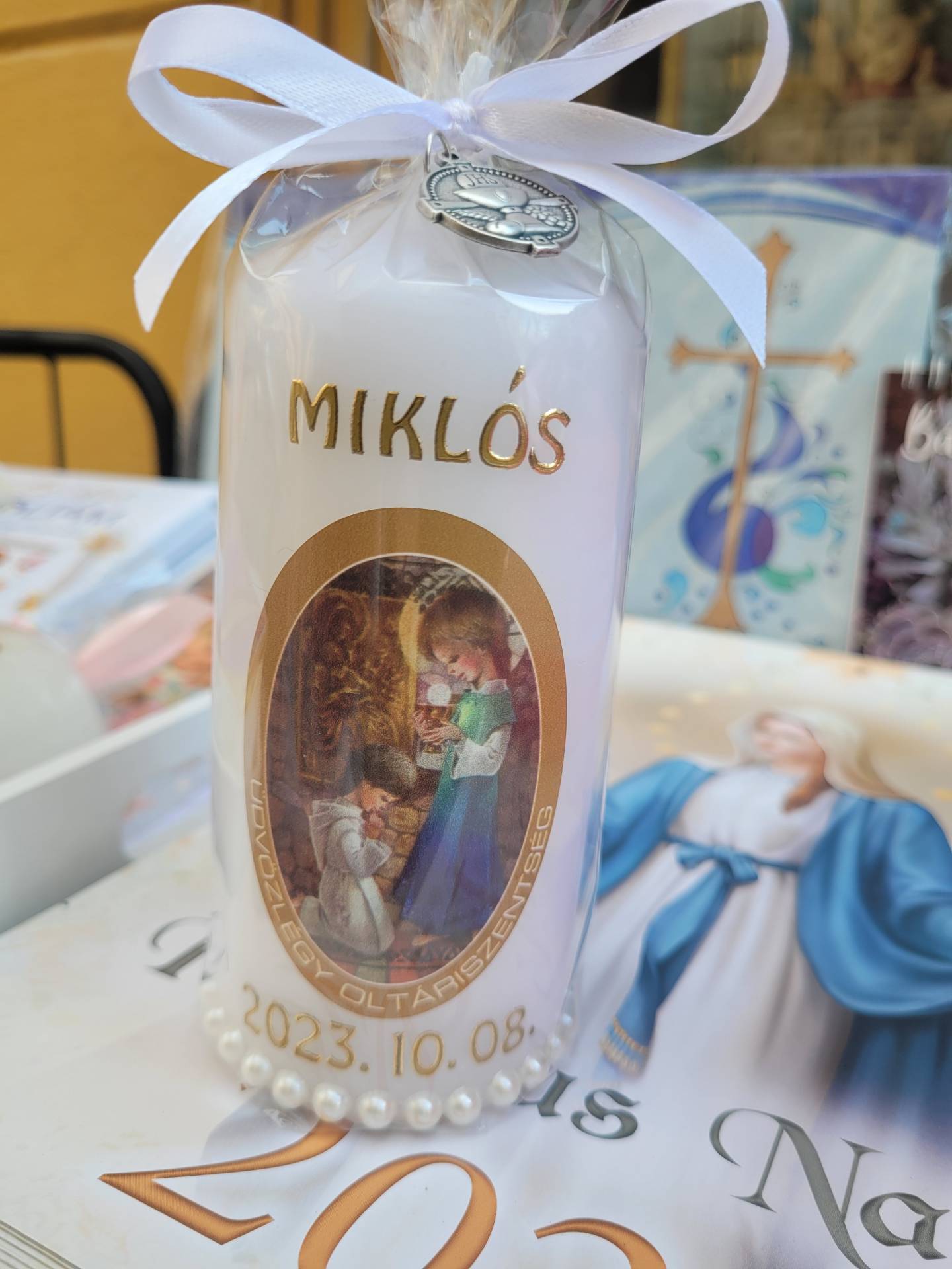 Elsőáldozásra Névreszoló  Emlékgyertya Ajándékba Kelyhes Éremmel  