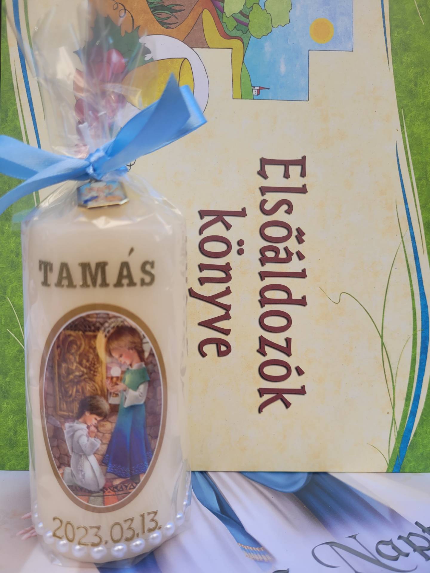 Elsőáldozók Könyve Emlékalbum/Fotok,imák,Magáról a szentségről leirás!/+ Emlékgyertya Éremmel fiúknak lányoknak  