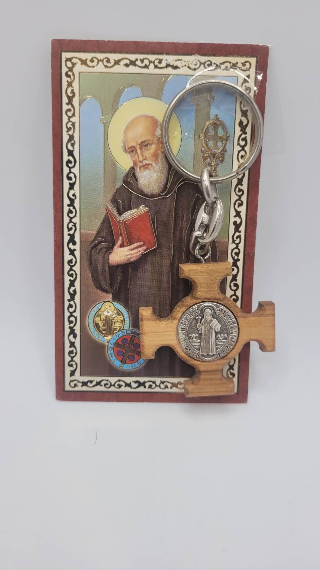 Szent Benedek szentkép ima hátoldalon+ olajfábol készült szent Benedek éremmel ellátott kulcstartó 