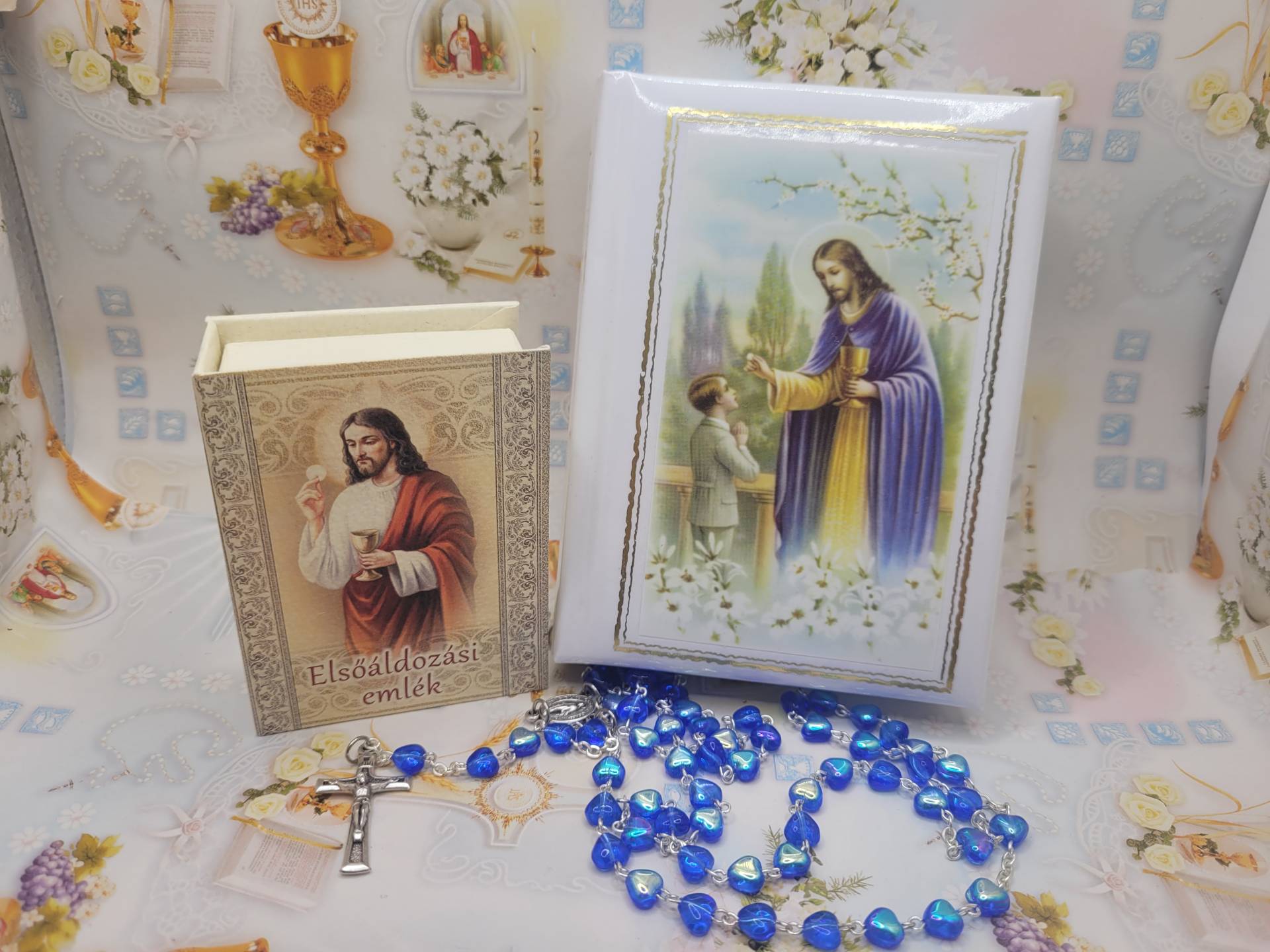 Elsőáldozásra imakönyv+Rózsafüzér Elsőáldozási dobozzal Rózsafüzértartóval 