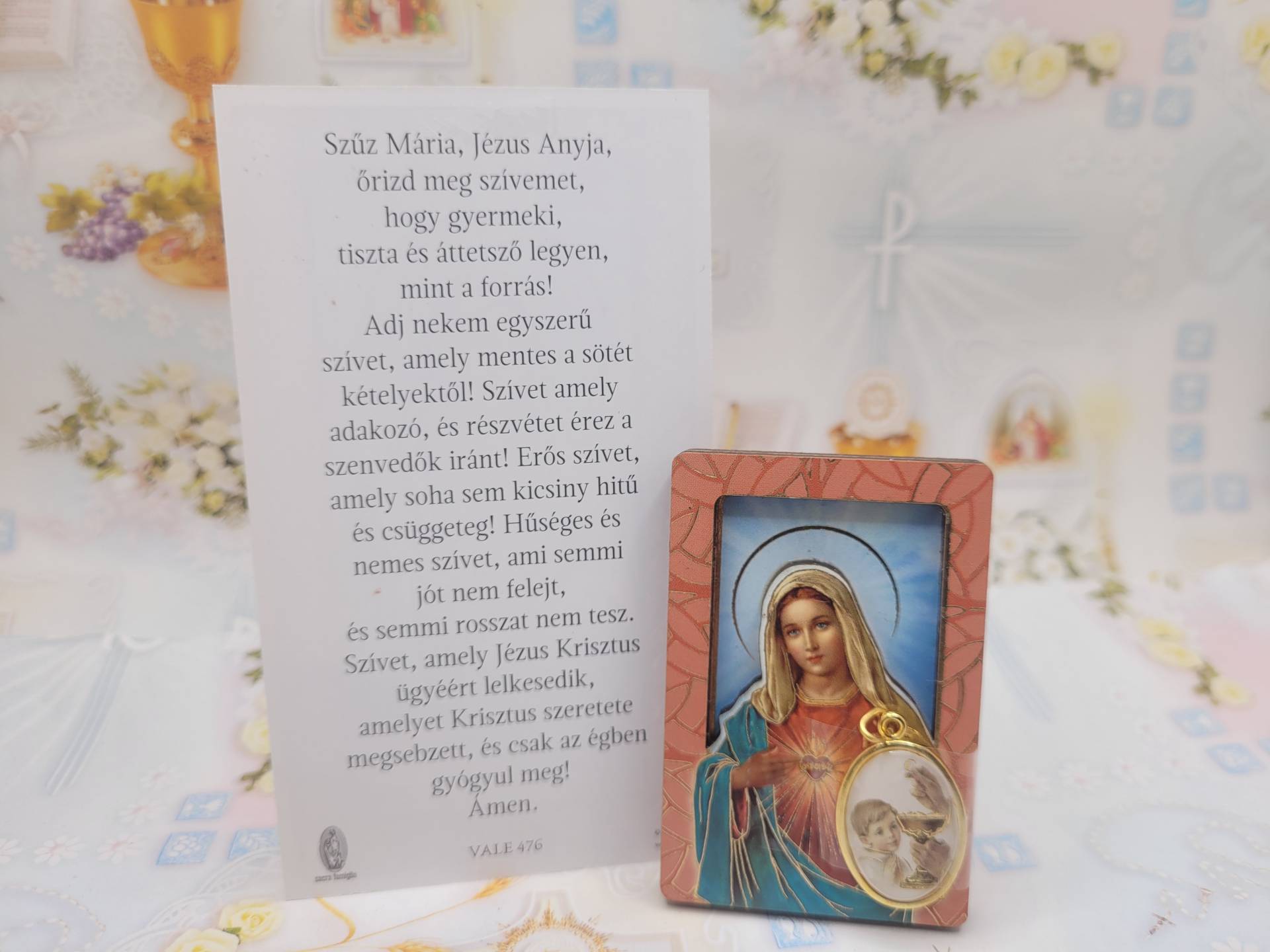 Elsőáldozó Kislányoknak Szűzanya plakett kitámaszthatóés Mágnes is!+ Szentképen imádság 
