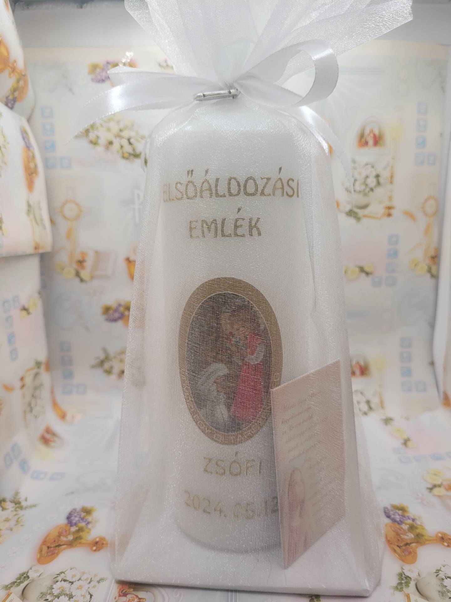 Kislánynak Névreszoló Ajándékgyertya Elsőáldozásra+ Imamágnes Üdvözlégy Mária Imával Tüllbe diszcsomagoljuk 
