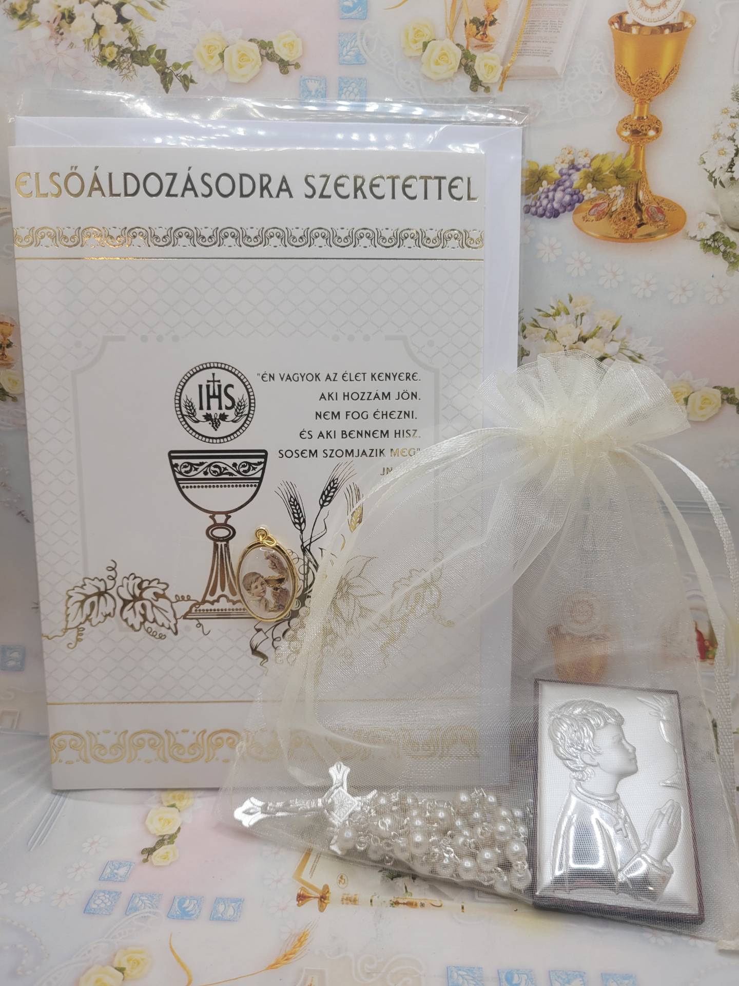 Elsőáldozásra Kisfiúnak Ezüstplakett 6cm magas + Rózsafüzér Tüll táskában+ gratulációs lap áldással + Kisfiús érem kehellyel 