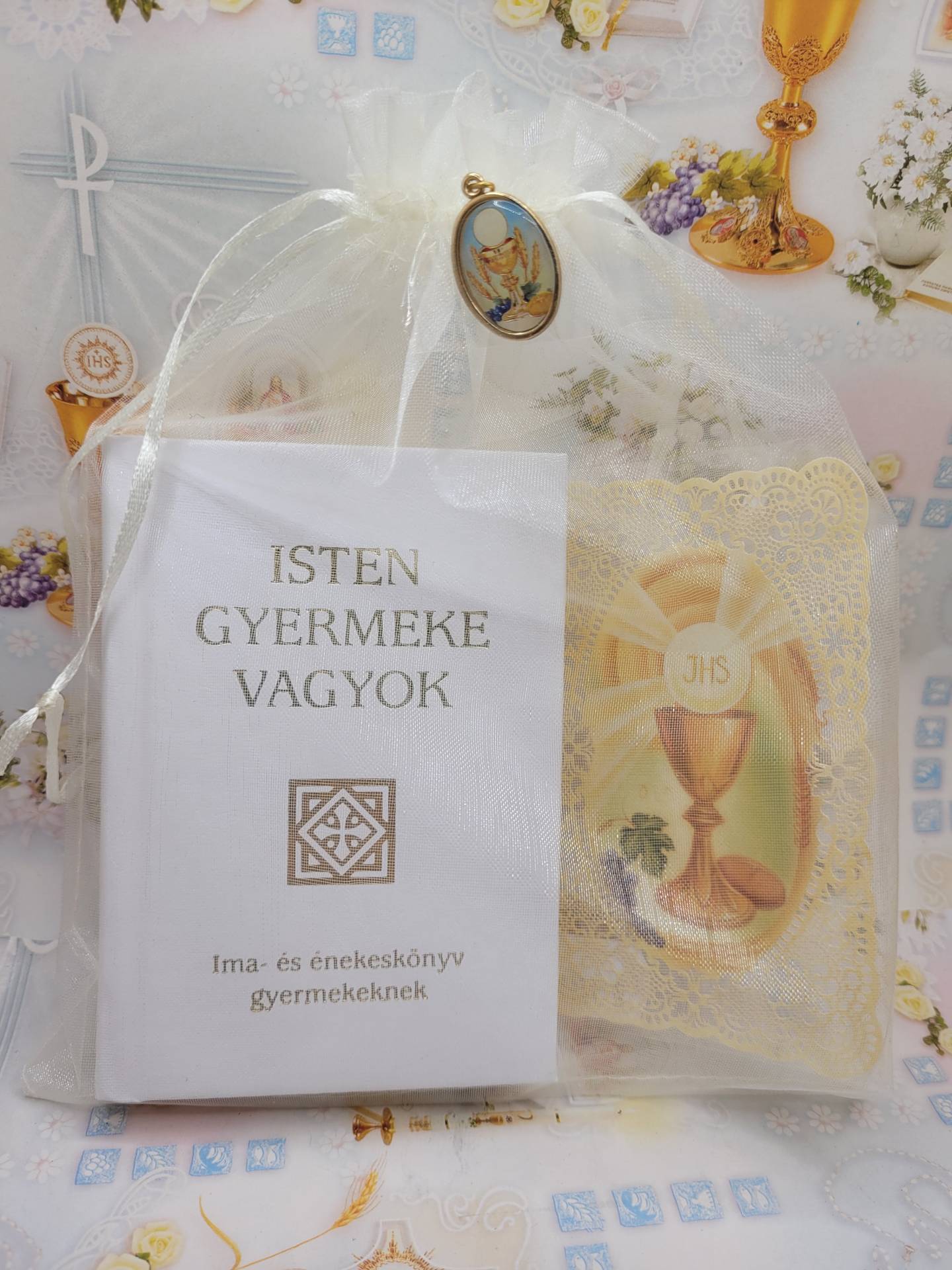 Elsőáldozásra Fehér gyönyörű diszkötésben imakönyv+Csipkés extra Oltáriszentség szentkép+ Érem tüll táskában 
