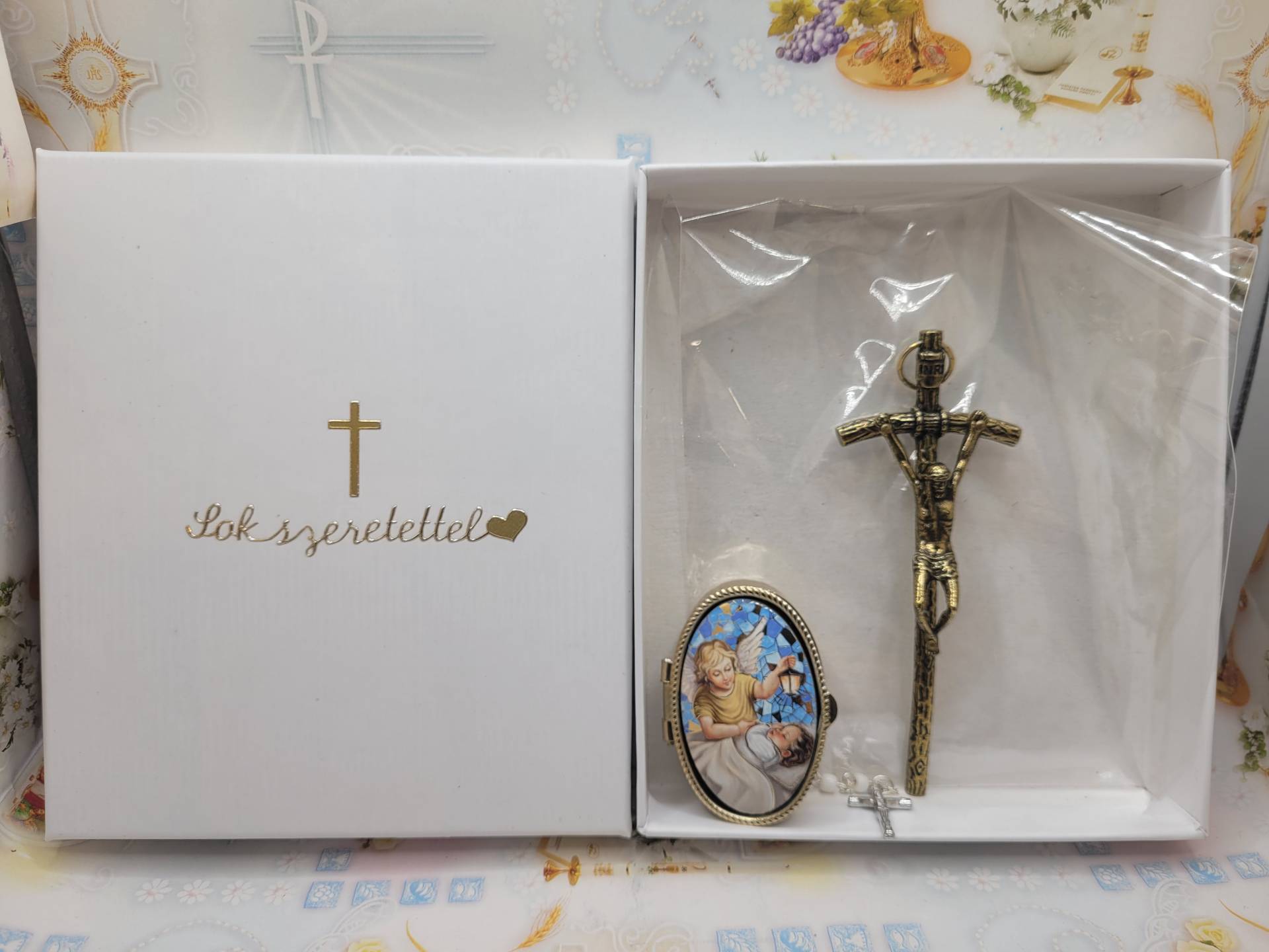 Keresztelőre Pápai Kereszt 10cm*4cm+Őrangyalos réz tartóban gyermekrózsafüzérrel 