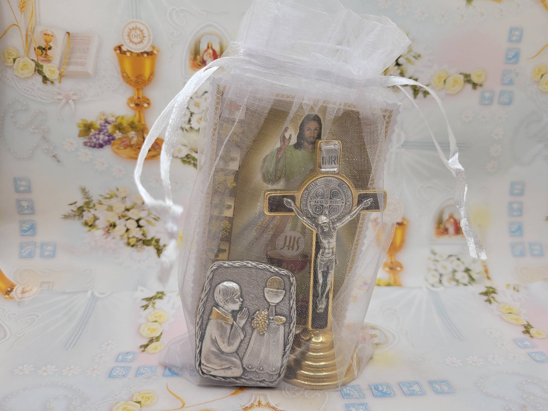 Elsőáldozásra Fehér tüll táskában Talpas Feszület a tanulóasztalra,szentkép elsőáldozási imával+ Kisfiús emlékplakett 