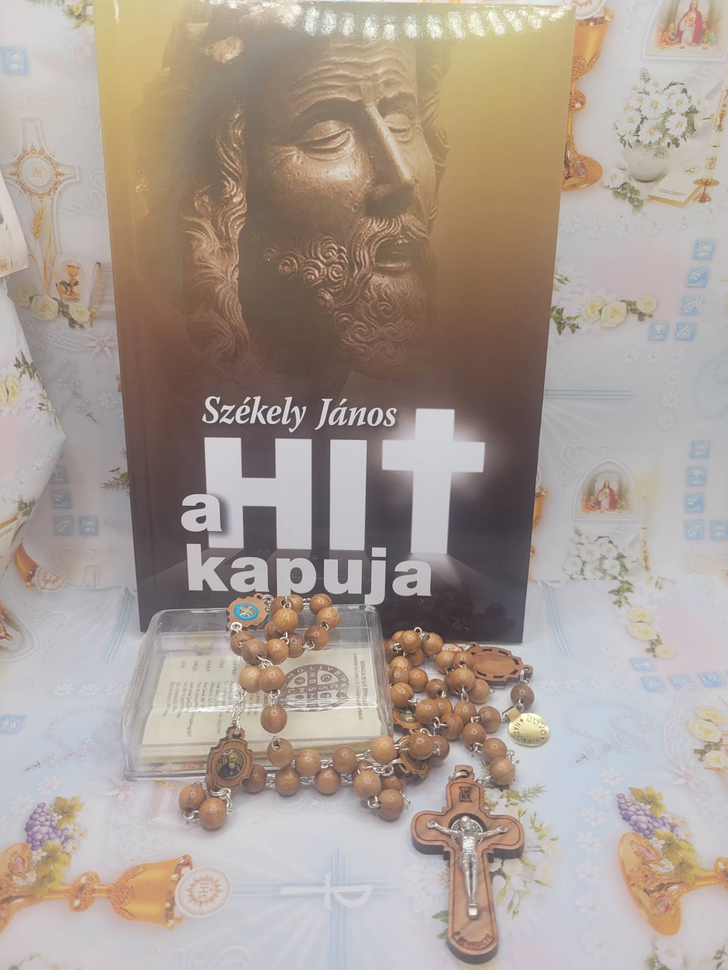 Bérmálkozóknak Hit Kapuja Cimű Könyv + Olajfából Rózsafüzér  