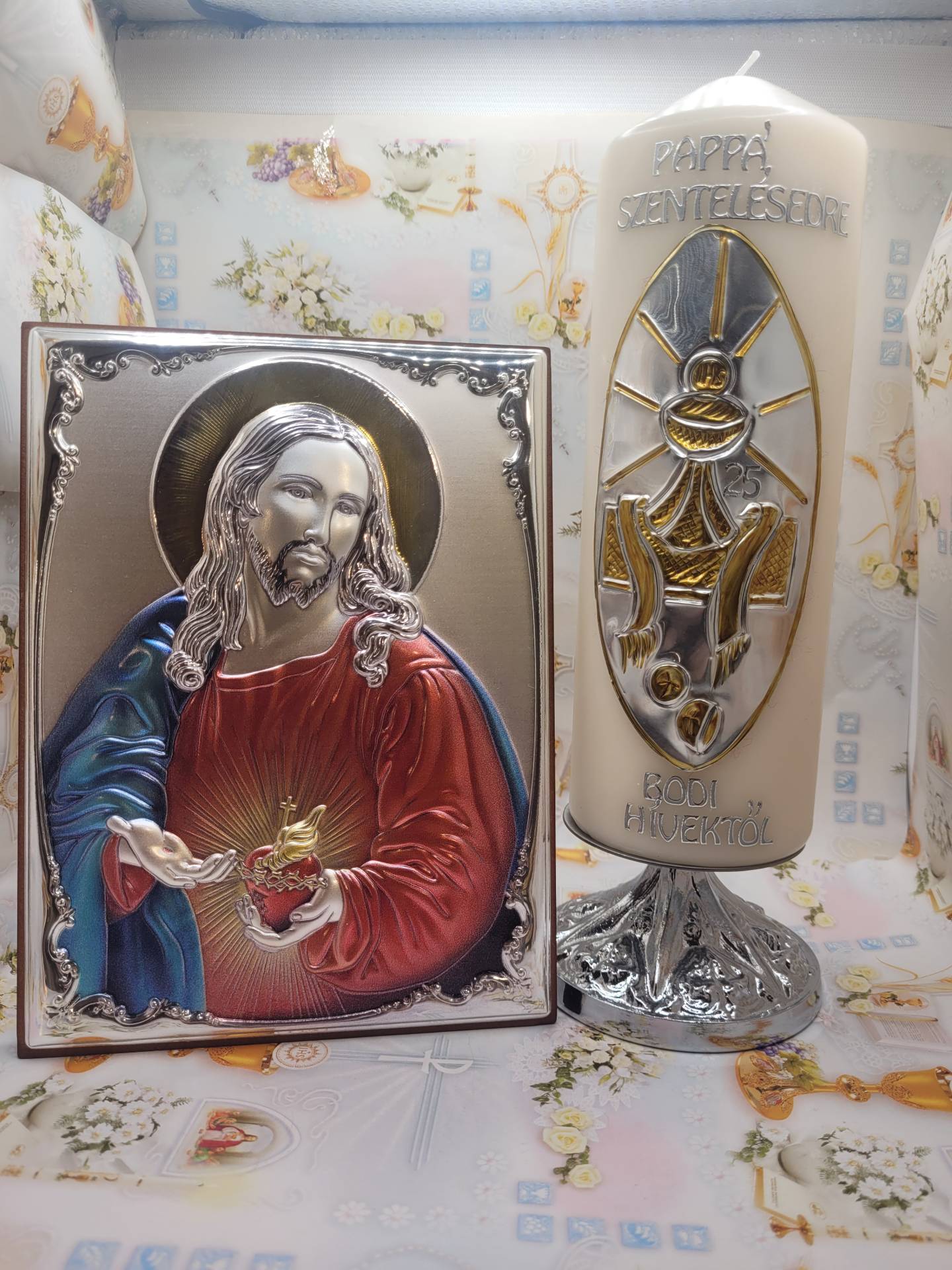 Papok részére feliratozzuk a gyertyát alkalmakra, megemlékezésre+ Ezüst ikon Jézus szive méret: 17cm*13cm 