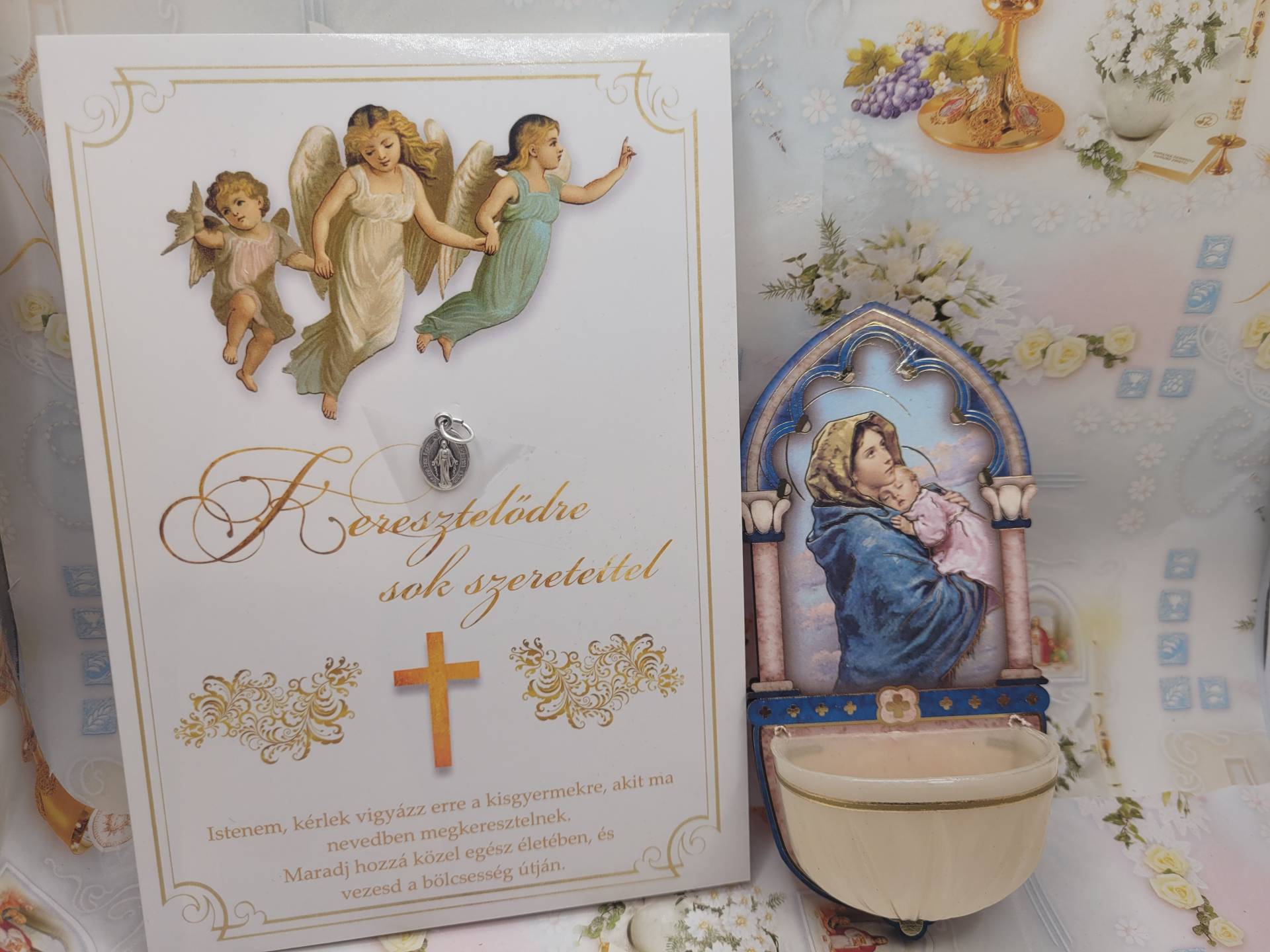 Kislány Keresztelőre gratulációs lap áldással +szűzanyérem+szenteltviztartó a GYEREKSZOBÁBA 