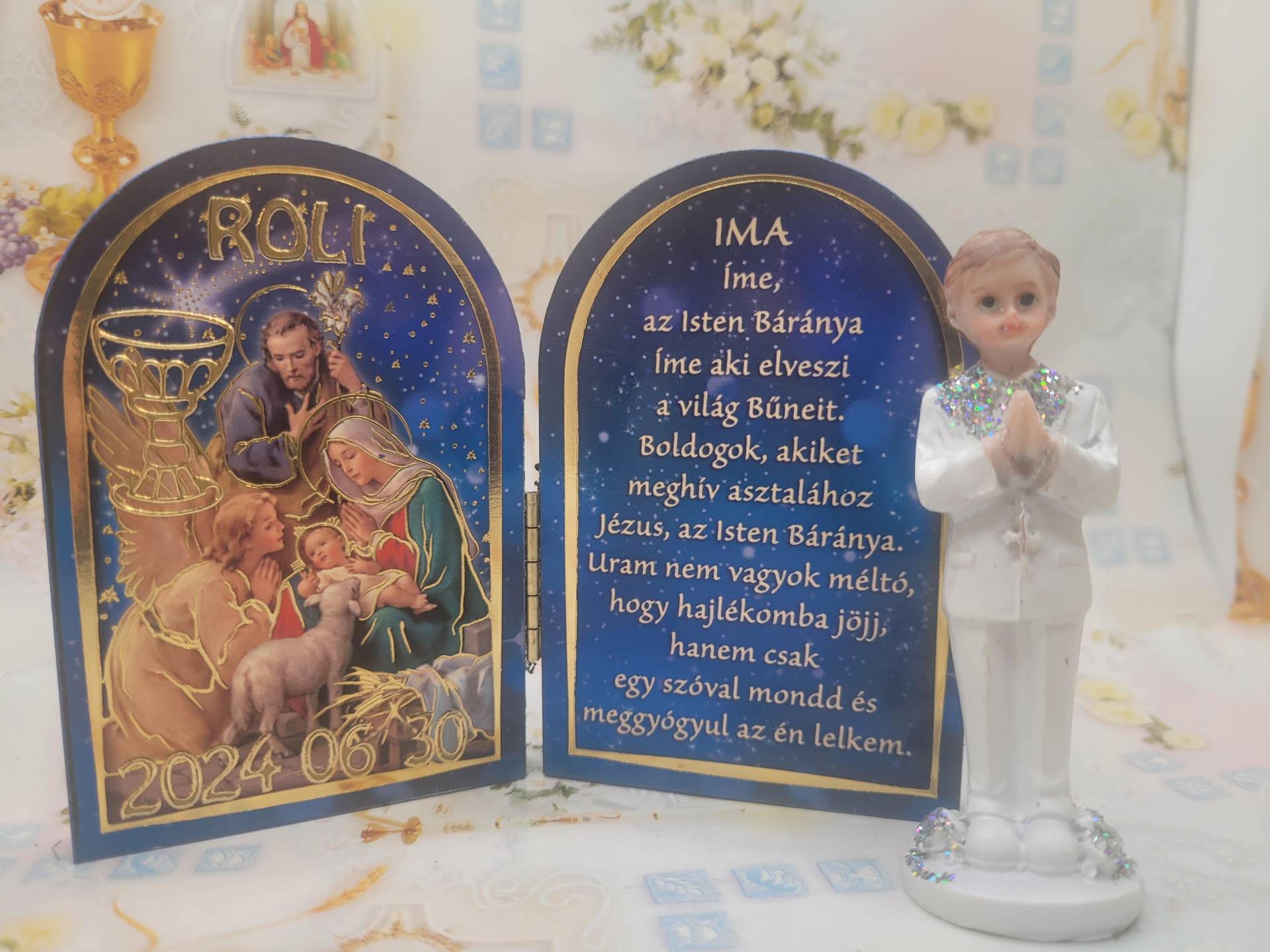 Elsőáldozó Kisfiúnak imaoltár névreszóló + dátum + imádkozó kisfiú szobrocska 
