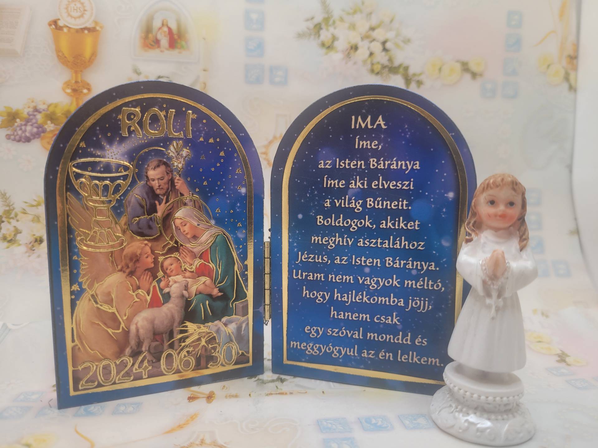 Elsőáldozó Kislánynak IMAOLTÁR A SZENTMISE IMÁJÁVAL NÉVRESZOLÓ+DÁTUM+ kislány szobrocska 