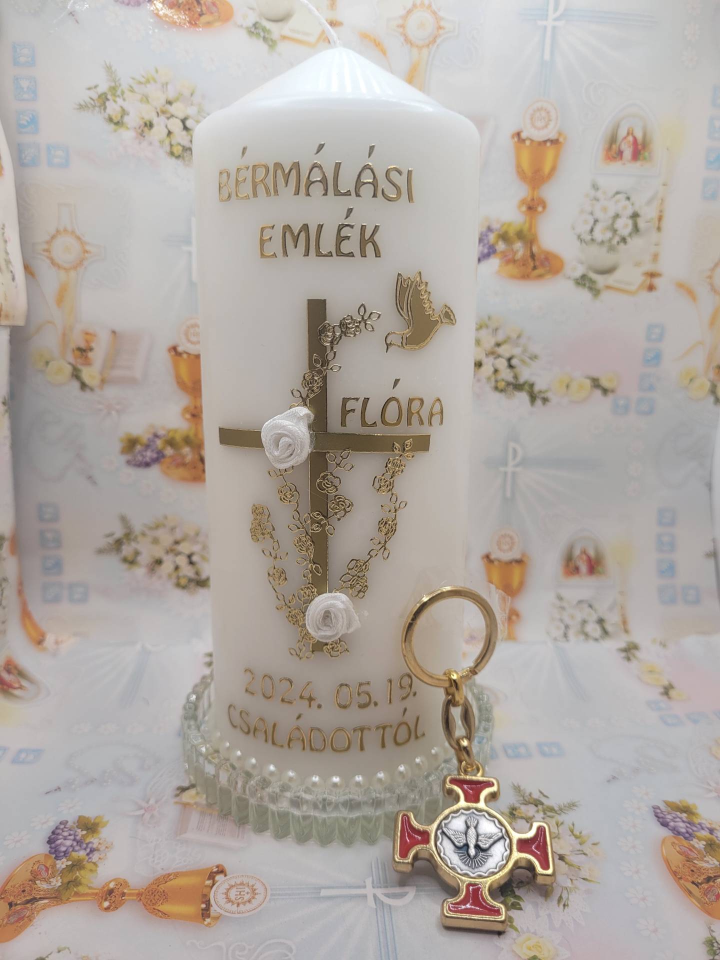 Bérmálási Emlékgyertya  felirattal + üveglap + gyönyörű tüllbe csomagoljuk Szentlélek éremmel!+ szentlélek kulcstartó 