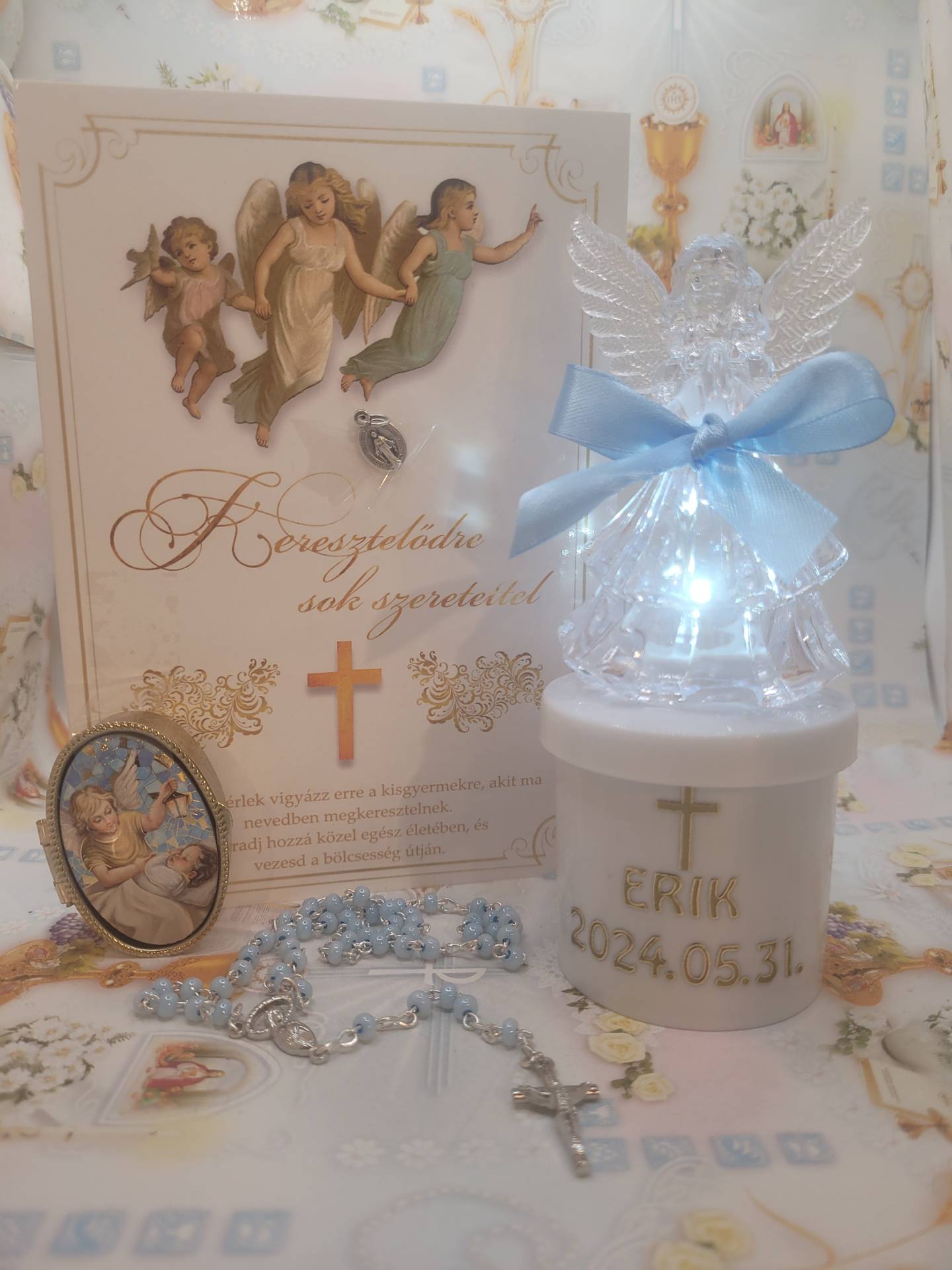 Kisfiú Keresztelőjére Ledes Névreszoló Őrangyal+gyermekRózsafüzér+ őrangyalos réz tartó+gratulációs lap Áldással 