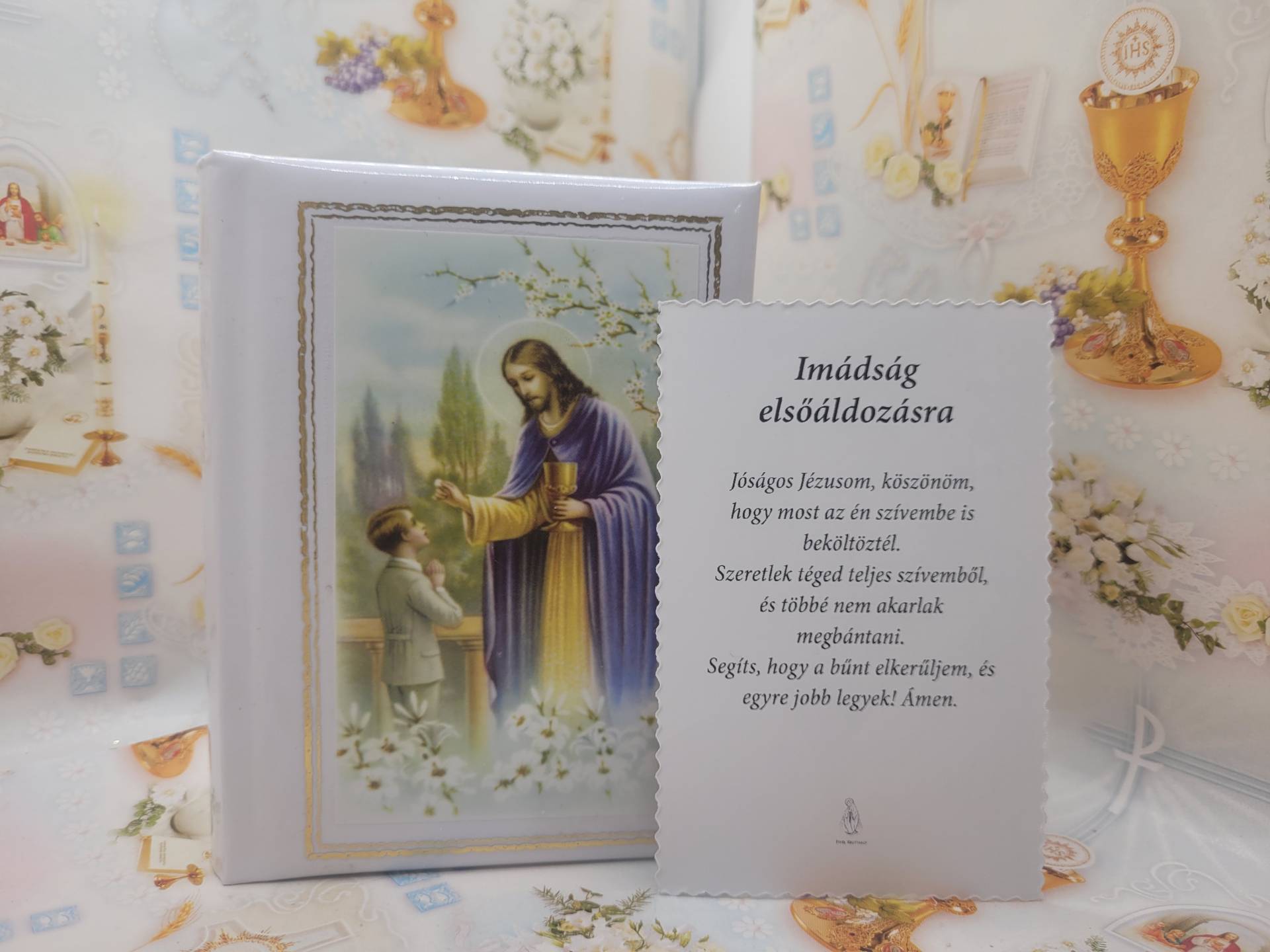 Elsőáldozásra fiúnak fehér csontkötéses imakönyv + szentkép 
