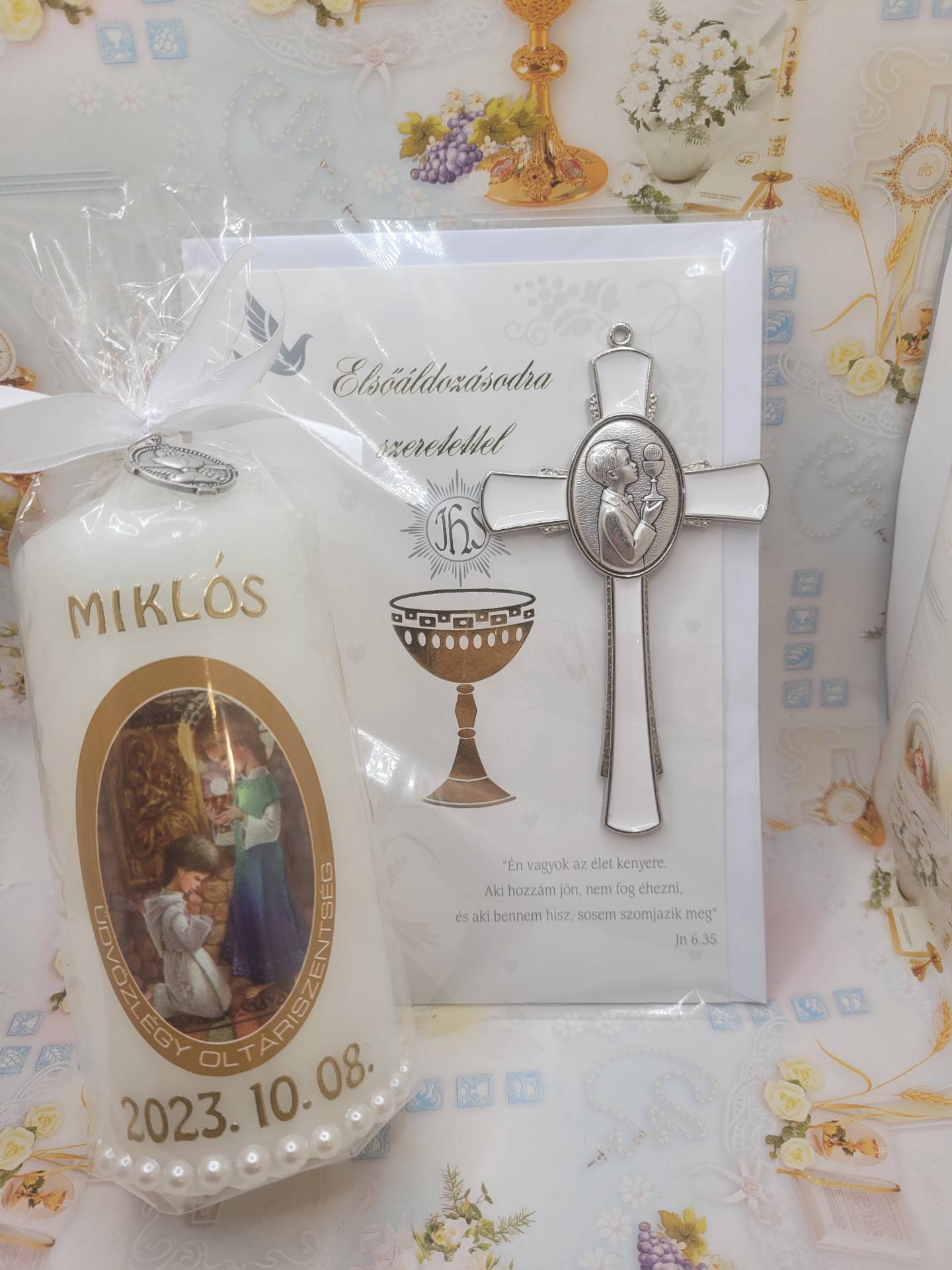 Elsőáldozó Kisfiúnak Emlékgyertya feliratozva név+dátum+ Emlékkereszt 12cm+gratulációs lpa áldással 