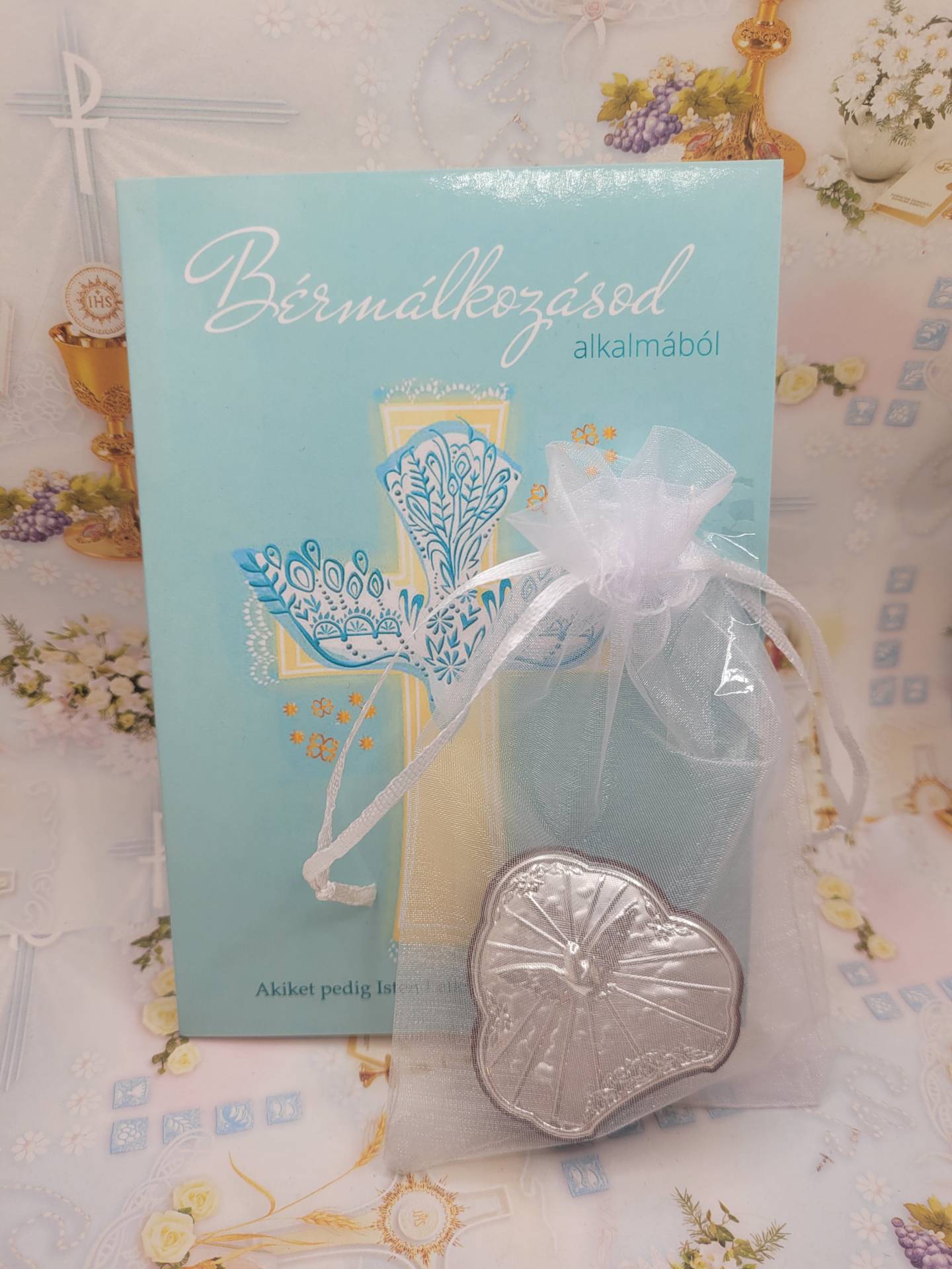 Bérmálkozásra Ezüst plakett tüll táskában + gratulációs lap áldással 