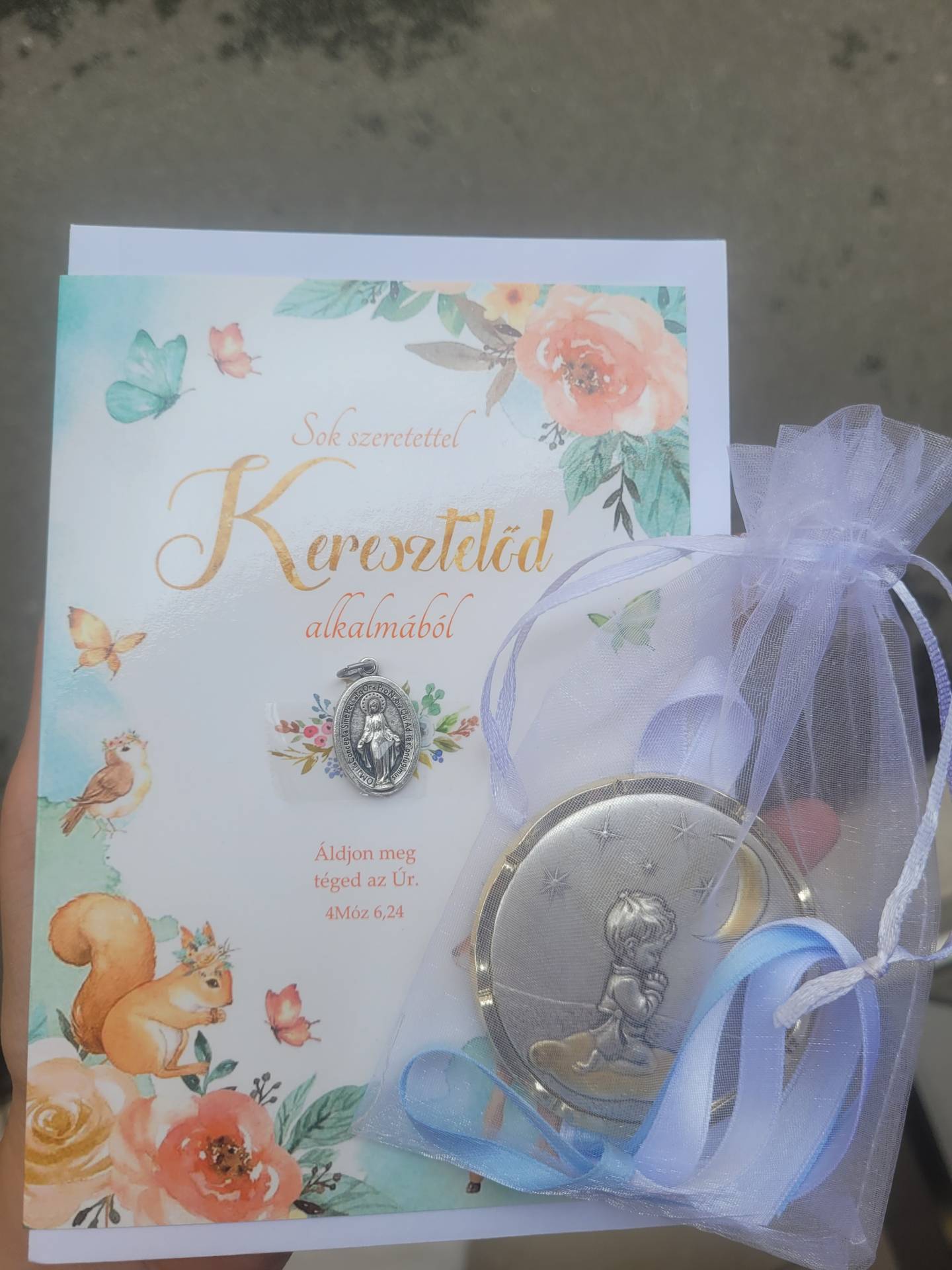 Kisfiúnak Imádkozó kisfiú Plakett kiságy fölé tüll táskában+ gratulációs lap Áldással  