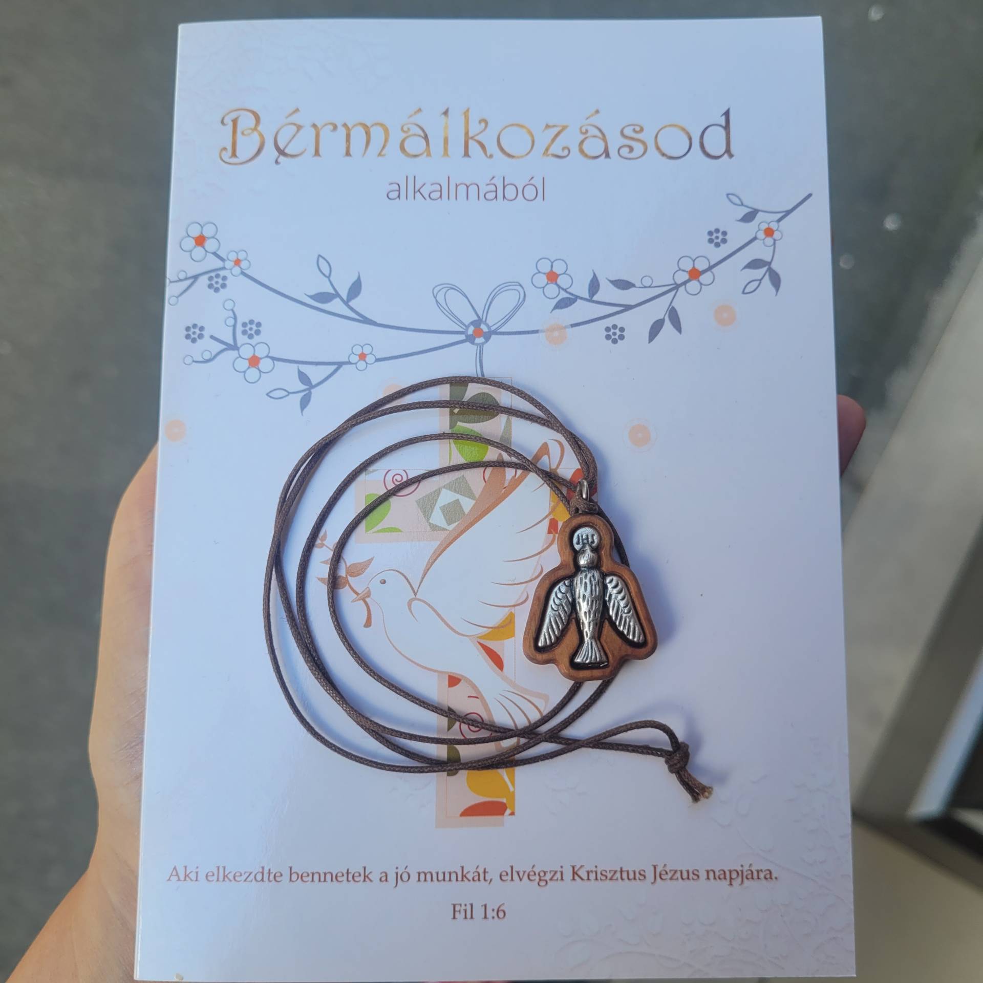 Bérmálásra Szentlélék érem+ oltáriszentség Olajfából készült+ gratulációs lap 