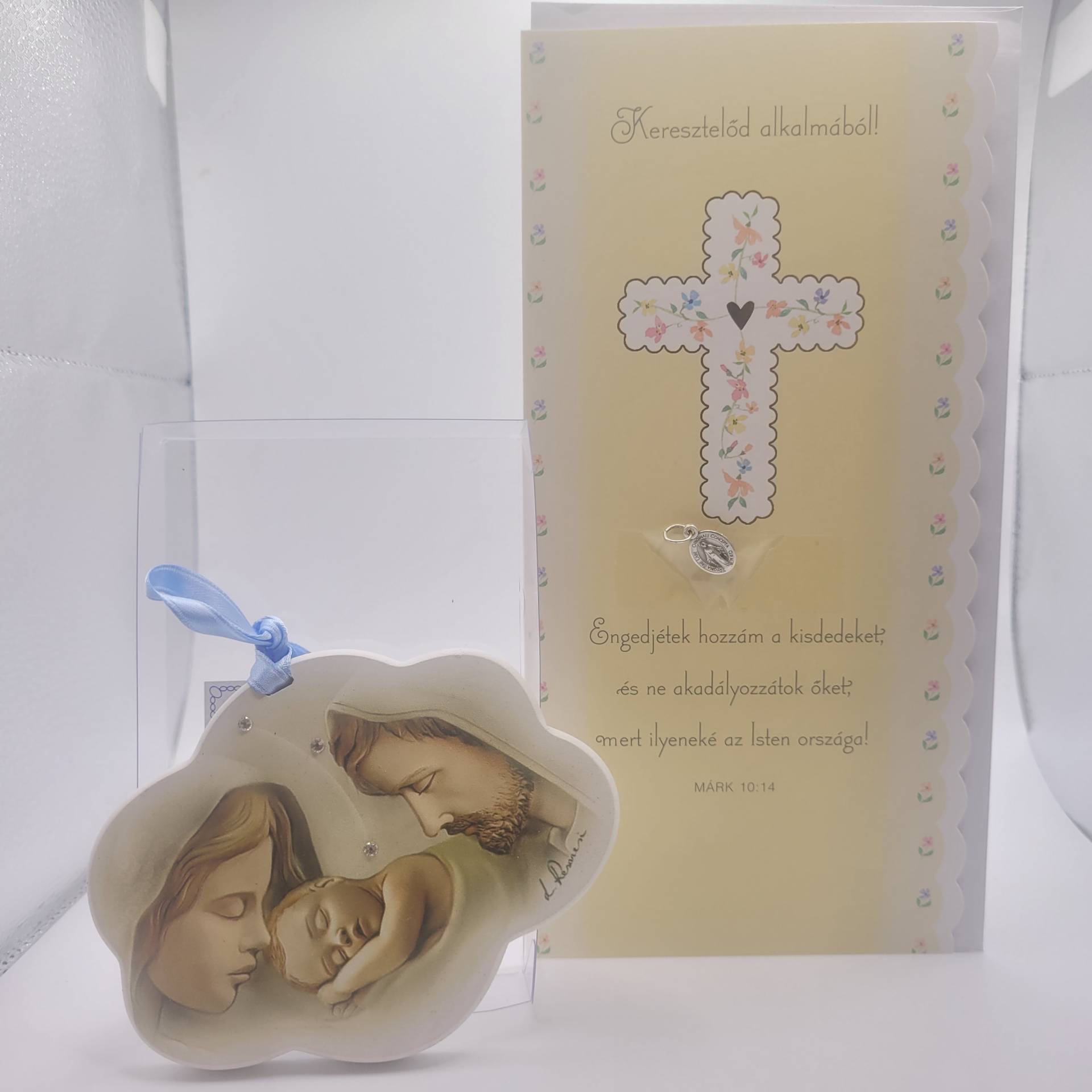 Kisfiúnak de kislánynak is kapható Swarovski szent család babaszobába!+ gratulációs lap Isten szavával + szűzanyaérem 