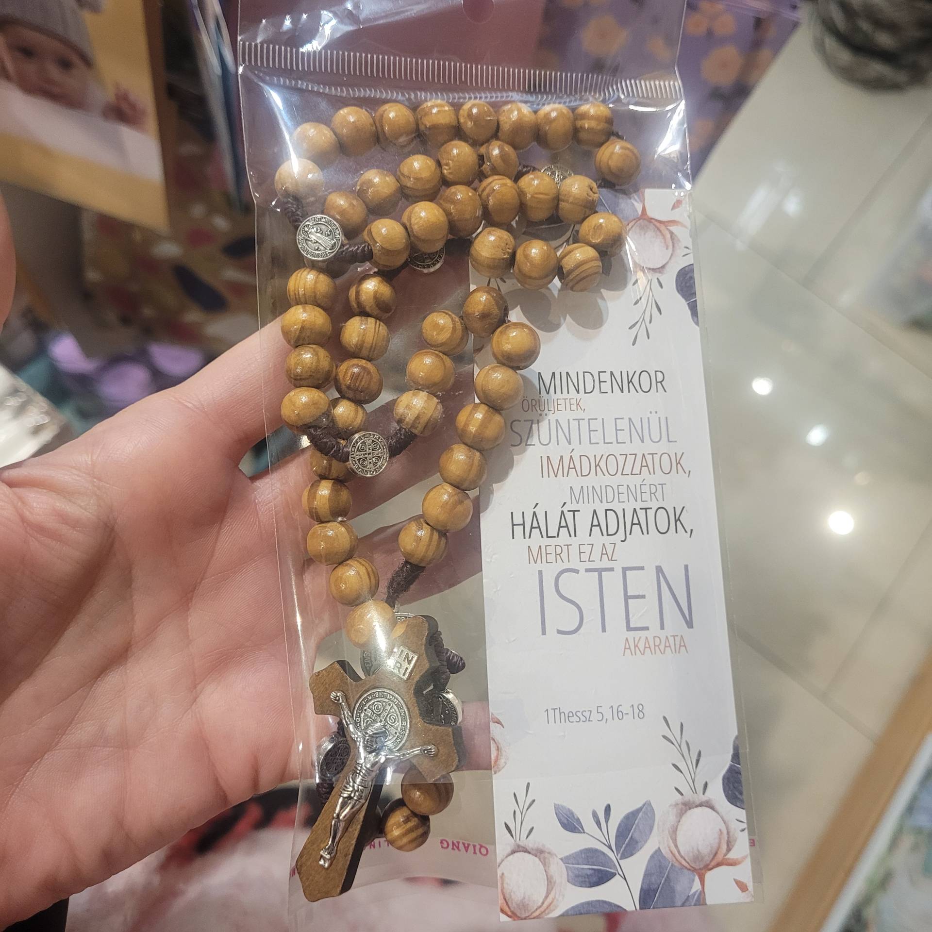 Bérmálásra Fiúknak rózsafüzér szent Benedek éremmel + Ajándékkisérő kártya 
