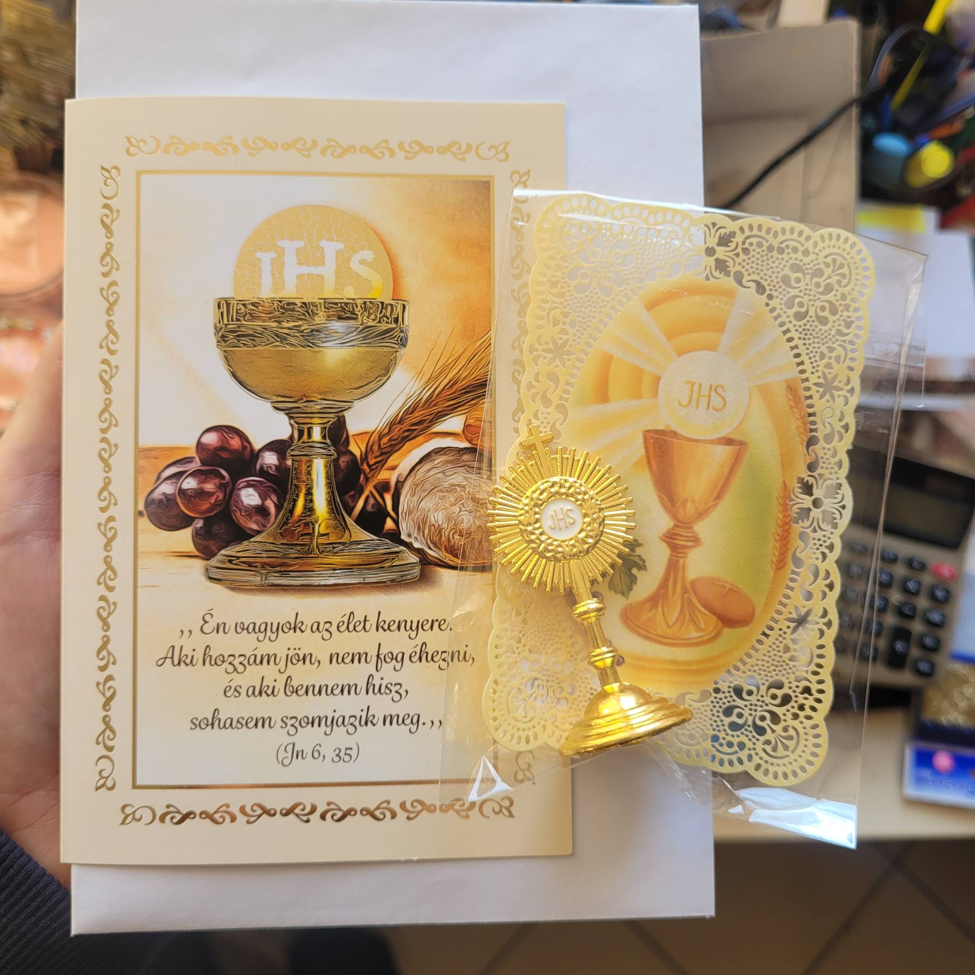 Elsőáldozásra lánynak is fiúnak is kiváló ajándék!Extra szentkép+Oltáriszentség talpon áll. 9cm +emléklap amibe jókivánságaikat irhjuk! 