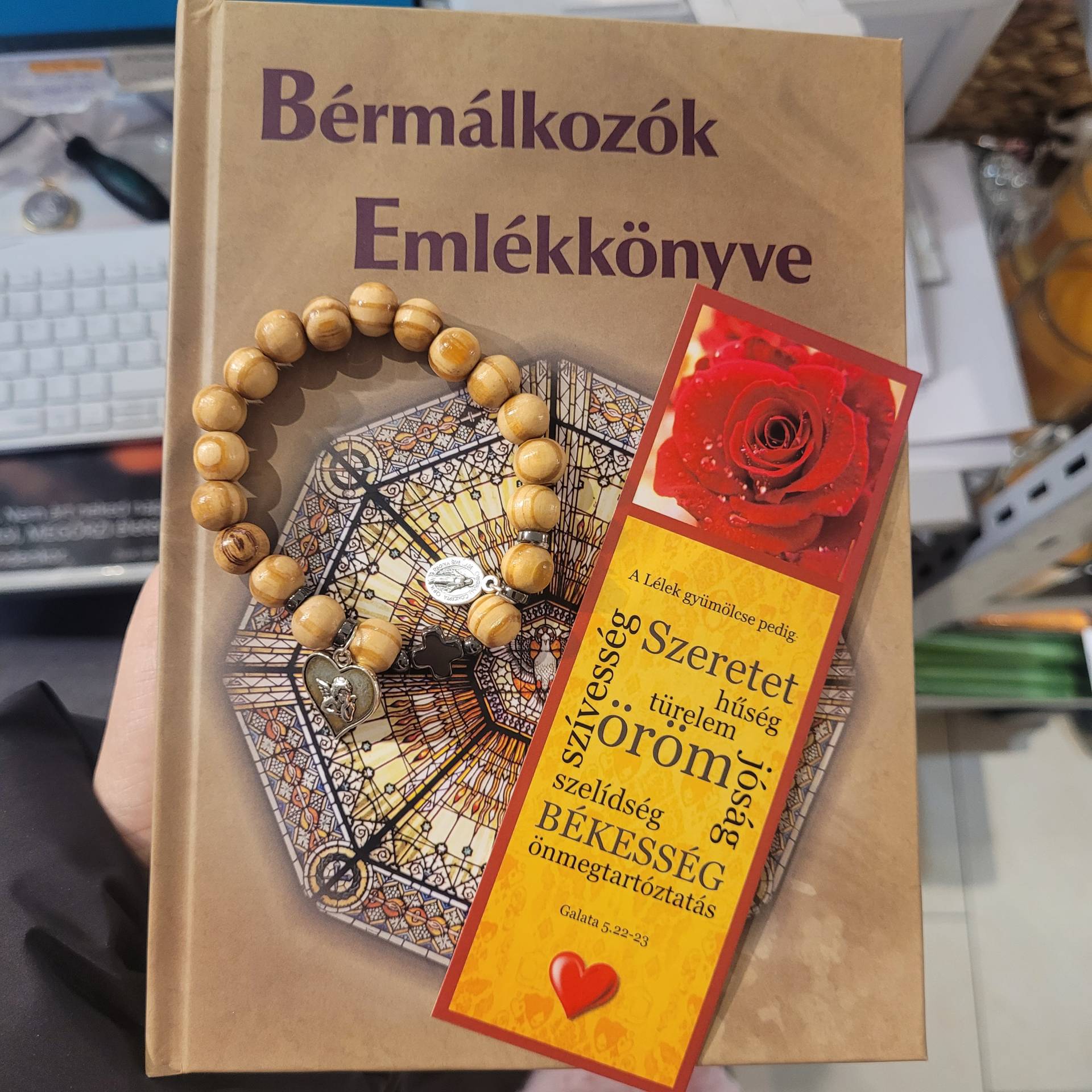 Bérmálkozók részére emlékkönyv + fa karkötő +Ajándékkisérő Isten szavával 