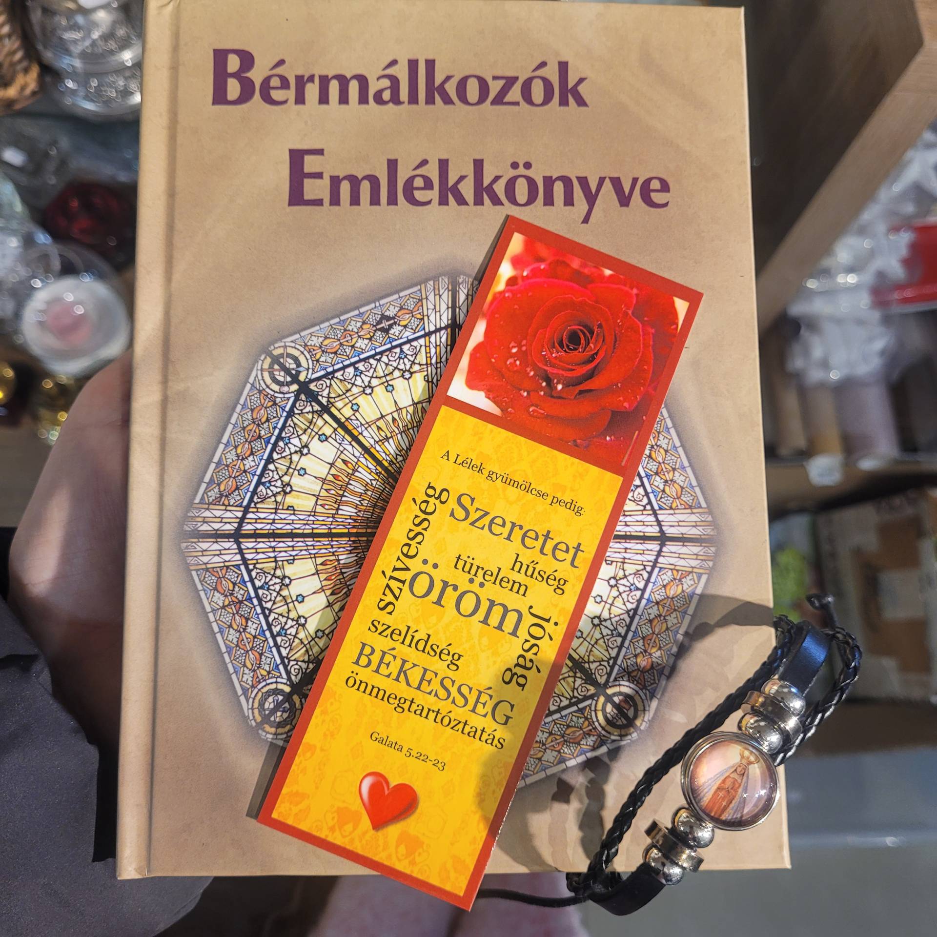 Bérmálkozók Emlékönyv+ Karkötő szentképes+Ajándékkisérő 