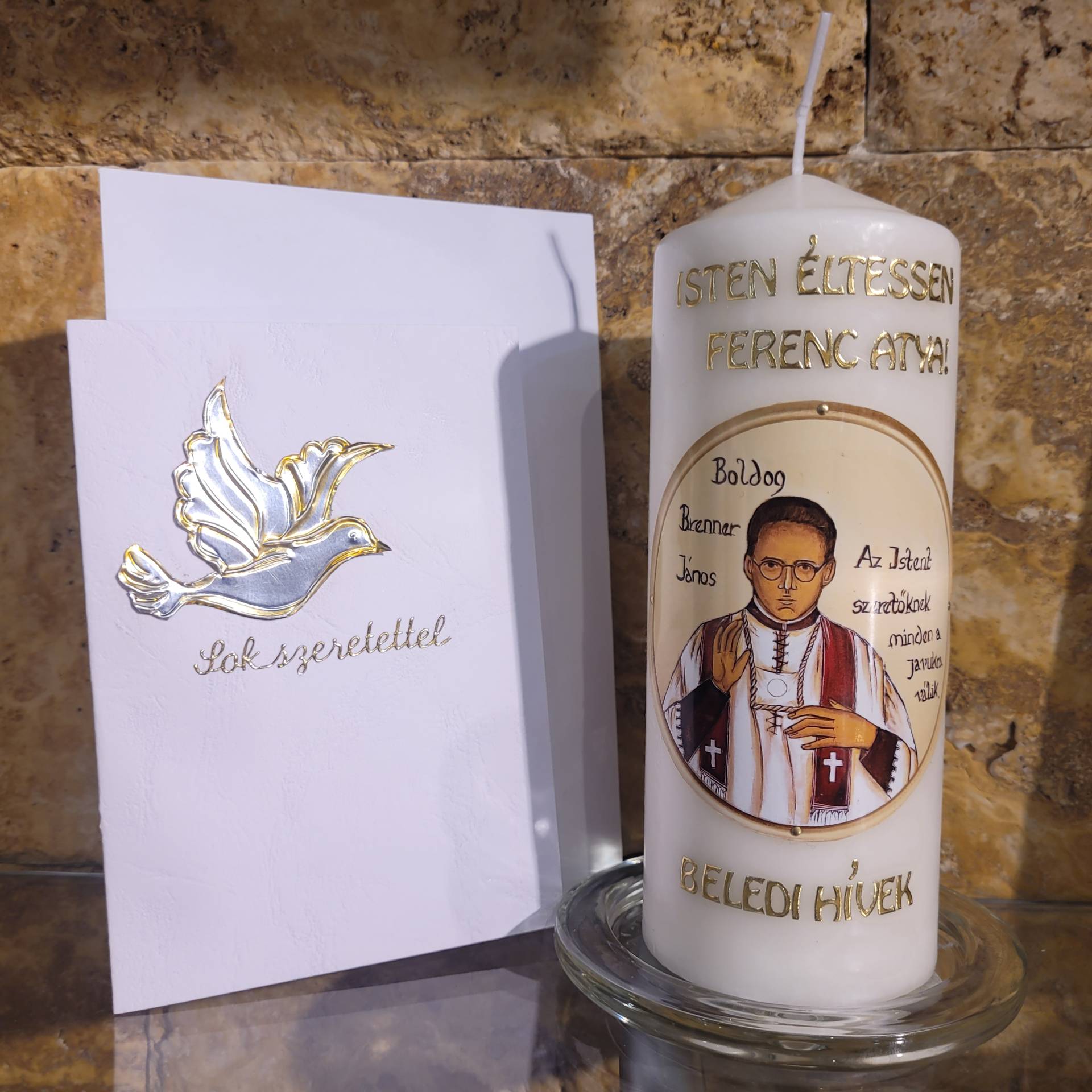 Papok,Szerzetesek, Egyházi Személyek részére Brenner János Vértanú Gyertya Feliratozva üveg gyertyatartón+diszcsomagolás + Ajándékkisérő kártya 