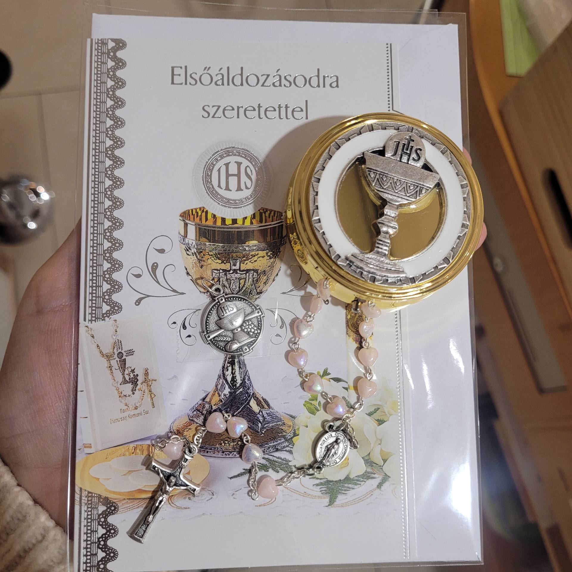 Elsőáldozásra Ajándék Lányoknak Rózsaszín Szíves Szűzmáriás Rózsafüzér gyönyörű ELSŐÁLDOZÁSI Rózsafüzértartó Réz1 Tartóban+ gratulációs lap 