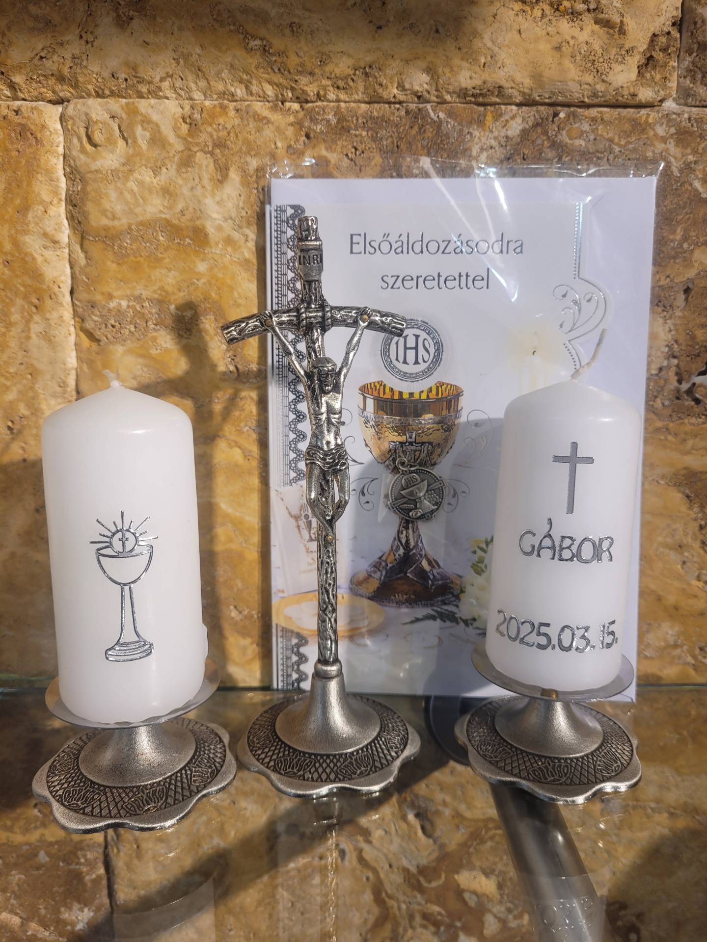 ELSŐÁLDOZÓK RÉSZÉRE IMAOLTÁR :Pápai kereszt+ Gyertyatertók a gyertyákat feliratozzuk!+ Gratulációs lap áldással Elsőáldózókéremmel 