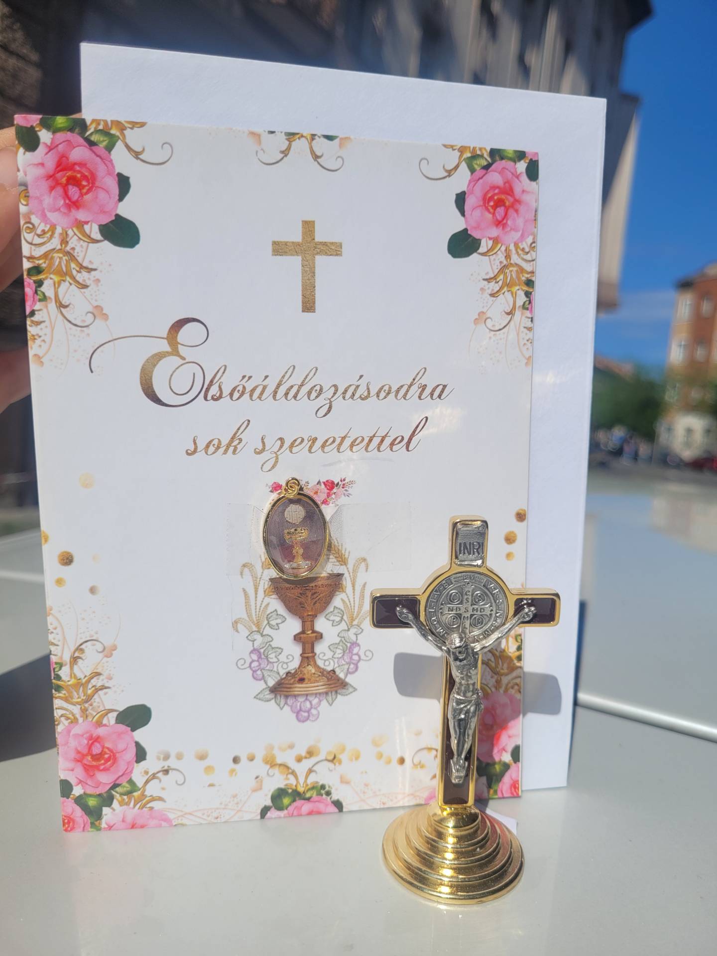Elsőáldozásra Lányoknak és fiúknak is Ajánlom! Gratulációs lap Elsőáldozási éremmel+ Talpas kereszt az iróasztalra 