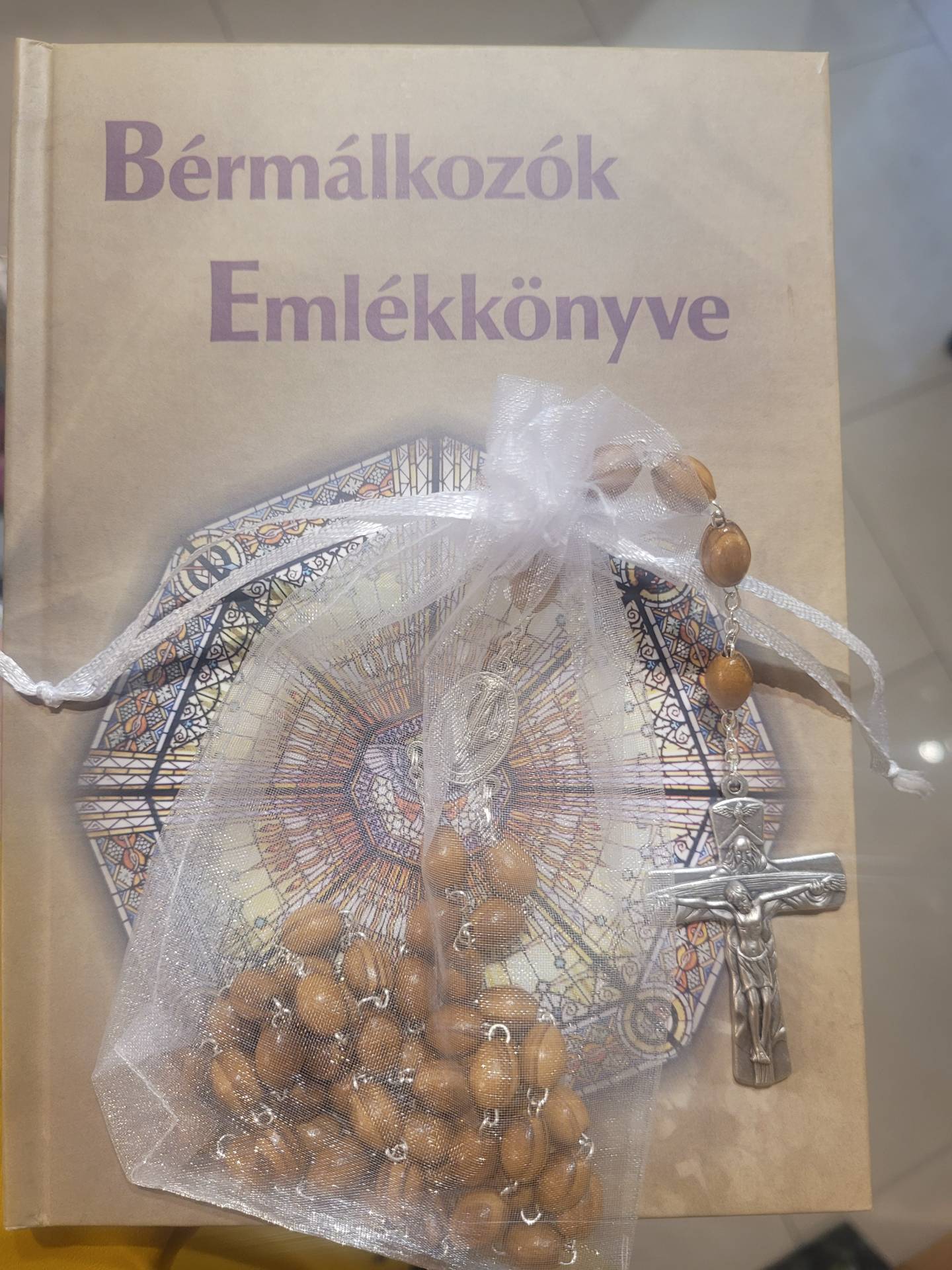 Emlékkönyv+Olajfából készült Rózsafüzér Segitő szűzanya Kapoccsal Gyönyörű kereszttel tüll táskában 