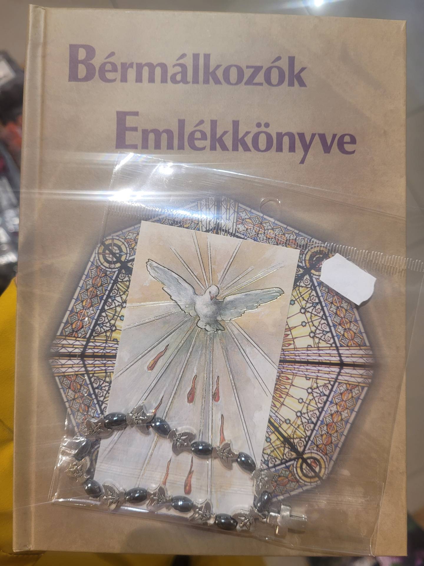 Bérmálkozók részére EMLÉKKÖNYV+Hematit ásvány Szentlélek ábrázolásával karkötő+ tüll táska 