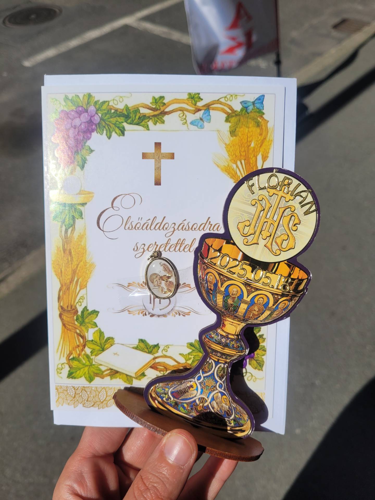 Elsőáldozásra Kehely + ostya Faplakett Név+ dátum kerül rá! + gratulációs lap éremmel 