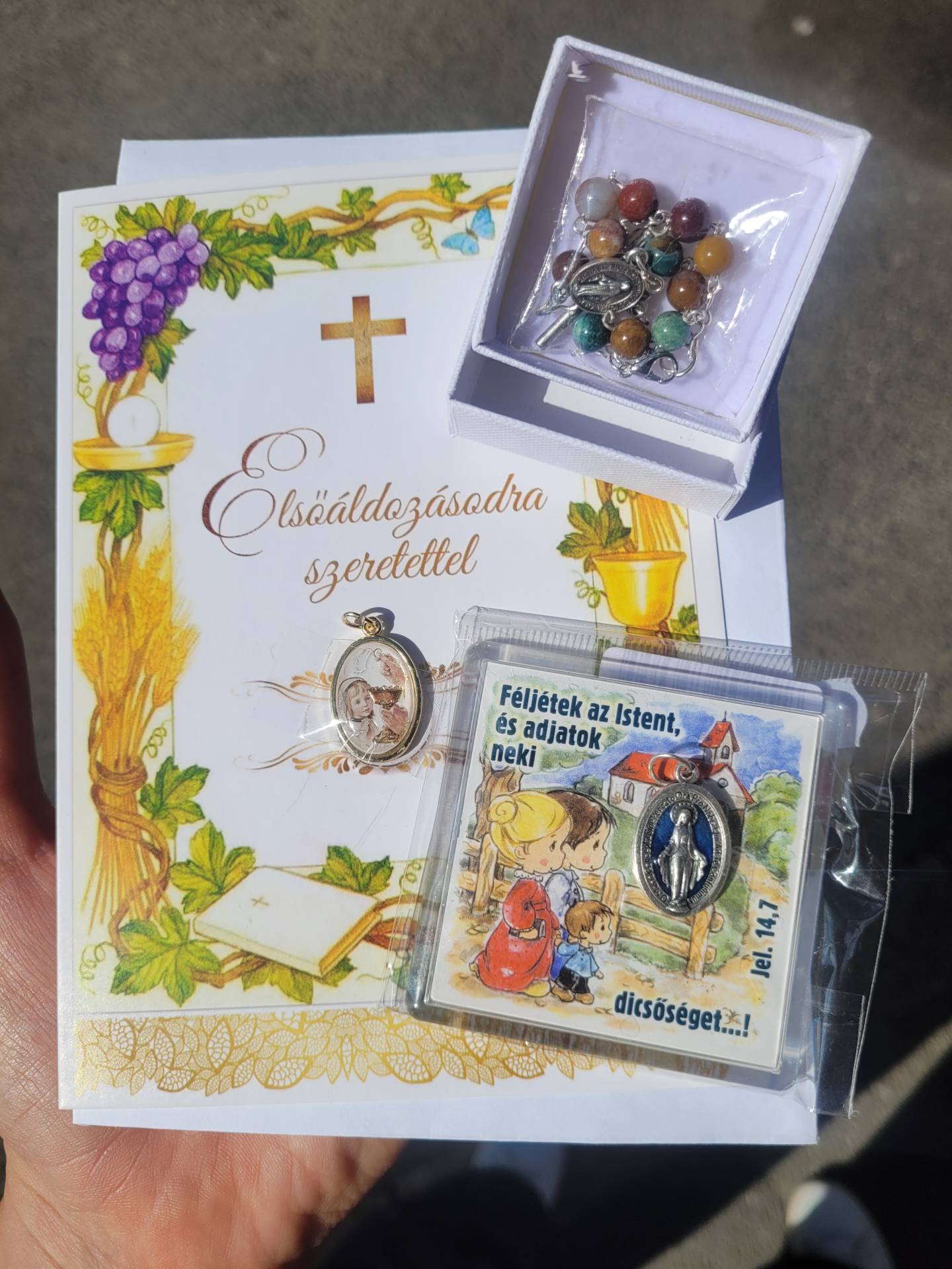 Elsőáldozó Kislánynak de kisfiúnak is elkészitjük! Mágnes Isten szavával + Szűzanyaérem 