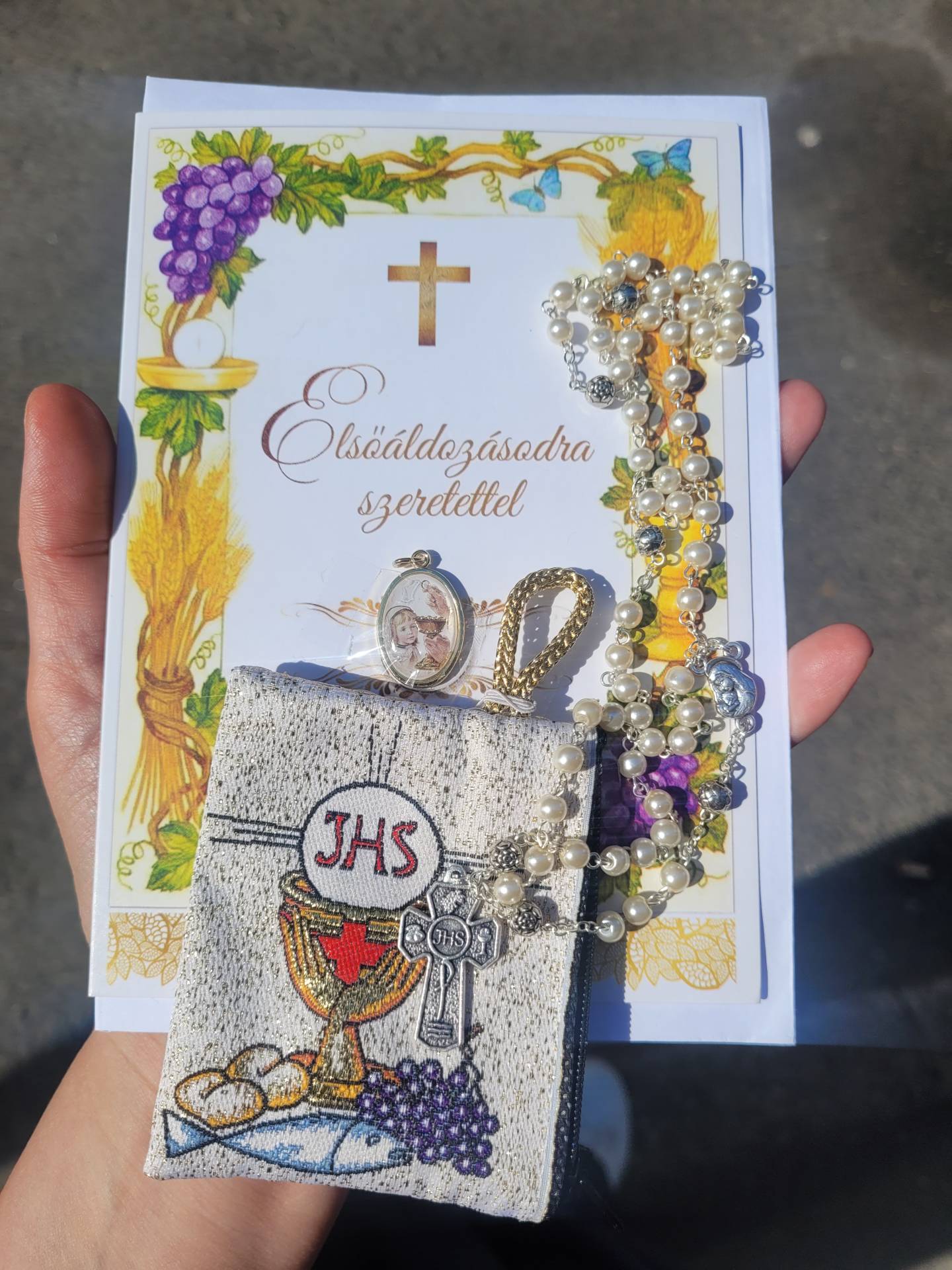 Elsőáldozásra Gyönyörű Rózsafüzér Gyöngy szemekkel Lányoknak + szőtt Táska + gratulációs Lap éremmel 
