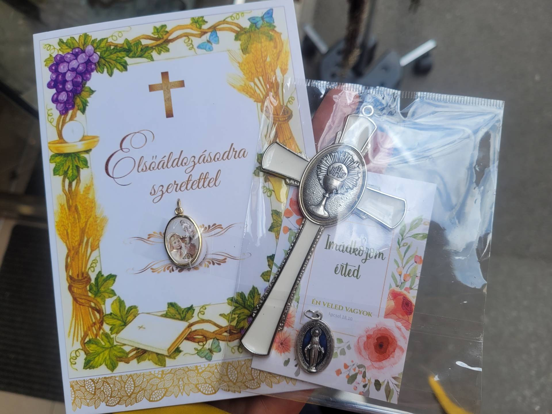 Elsőáldozásra Lányok és Fiúknak is Ajánlom A csomagot! Elsőáldozási Emlákkereszt+ Szűzanyaérem Isten Szavával+ Gratulációs Lap Éremmel 