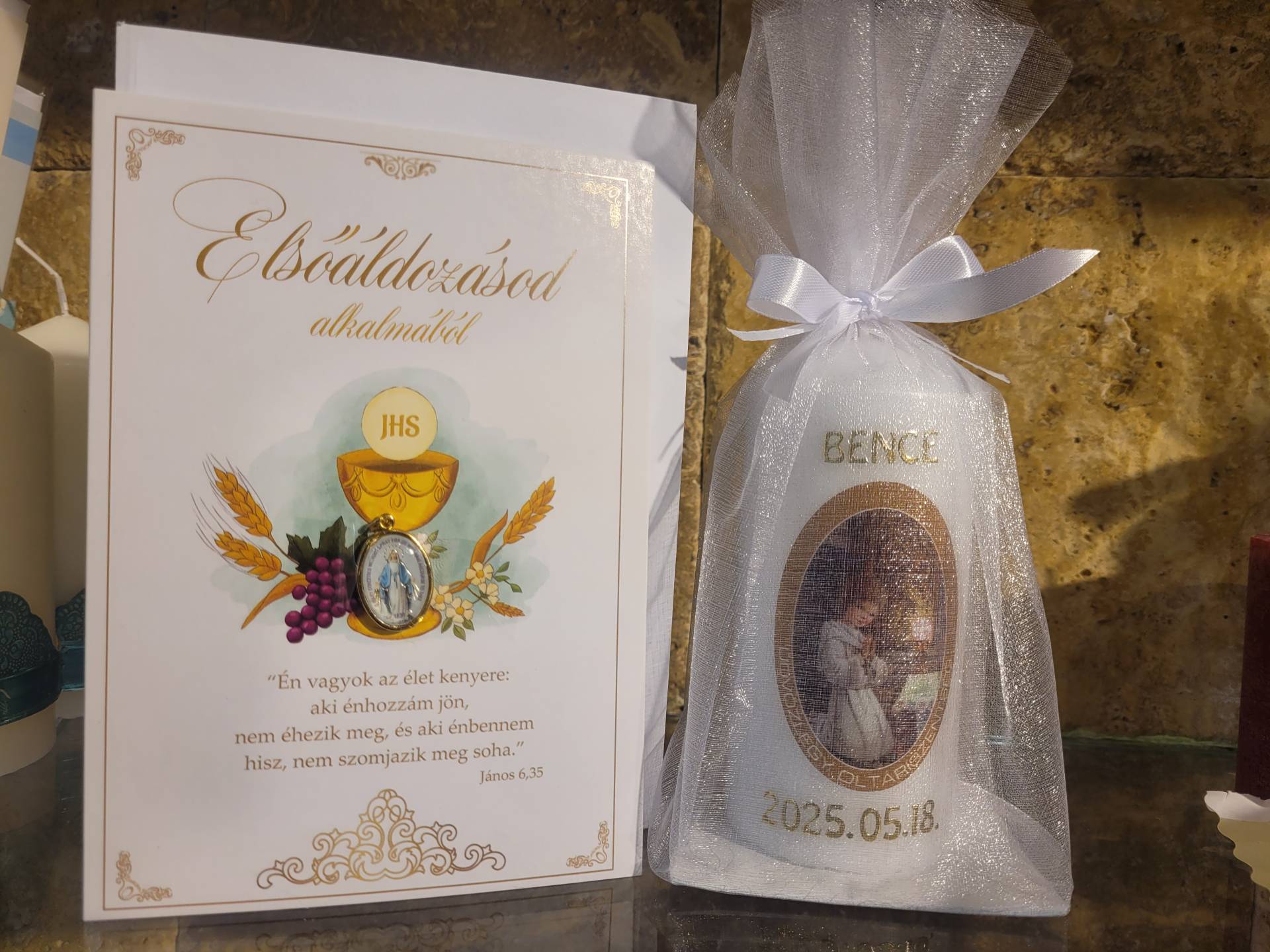 Elsőáldozásra Ajándékgyertya Név + dátum kerül rá!+ Gratulációs Lap Isten Áldásával+ érem 