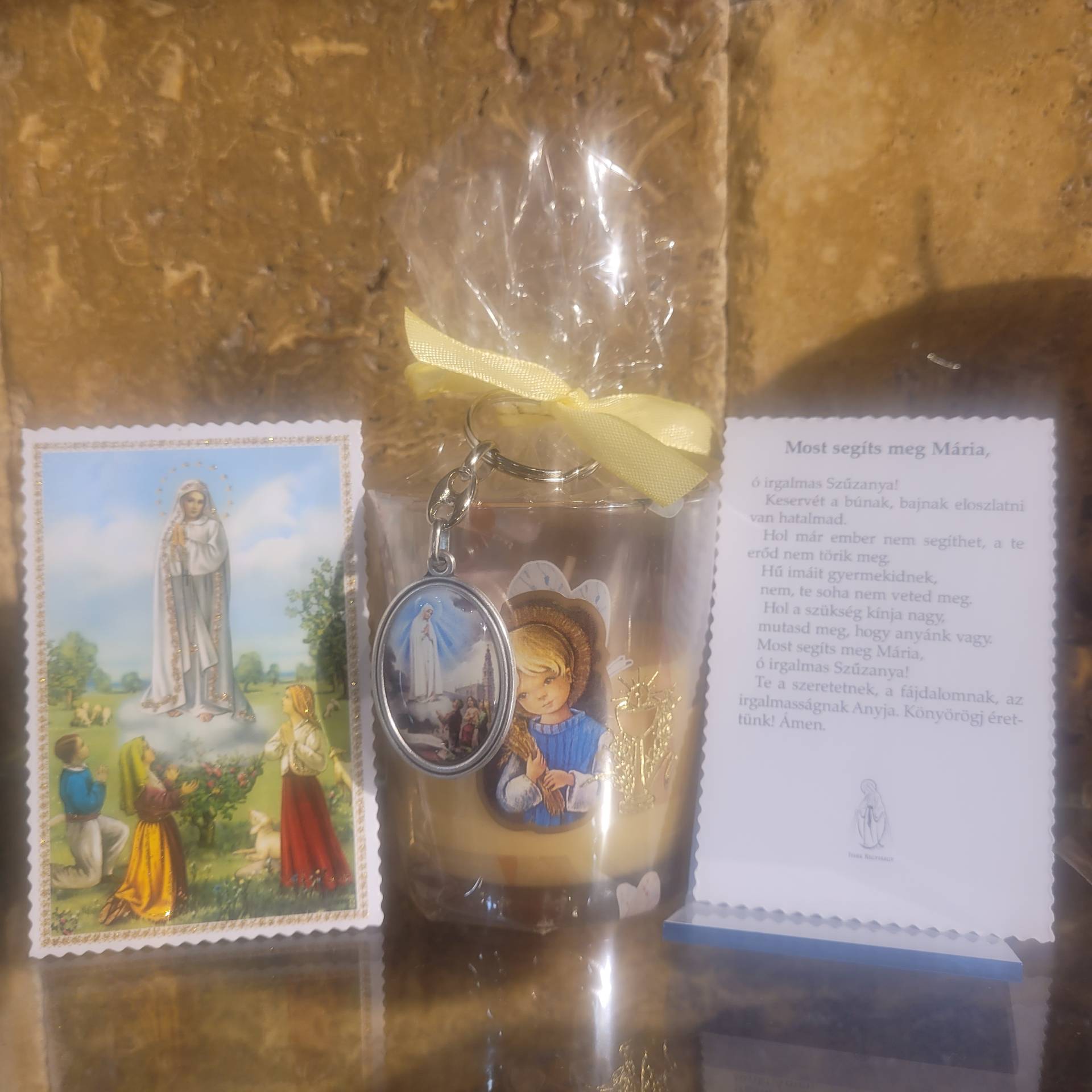 Elsőáldozóknak Ajándékgyertya+ Érem+ Szűzanyás kulcstartó + ima 